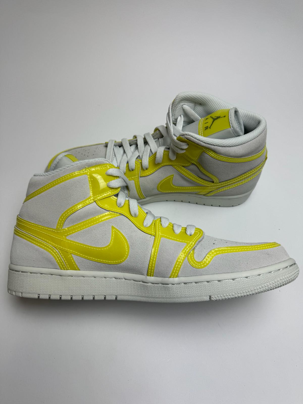 Jordan 1 Mid Opti Yellow – linke Außenseite mit gelbem Swoosh und kontrastierendem Sneaker-Design
