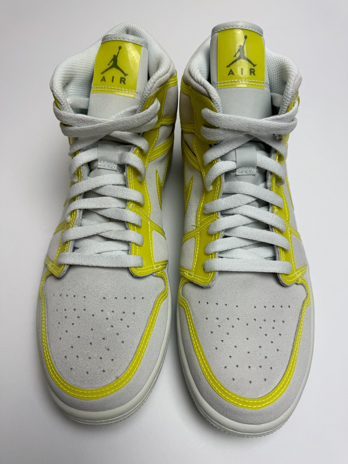 Detailansicht der Zunge – Jordan 1 Mid Opti Yellow mit gewebtem Nike Air-Label