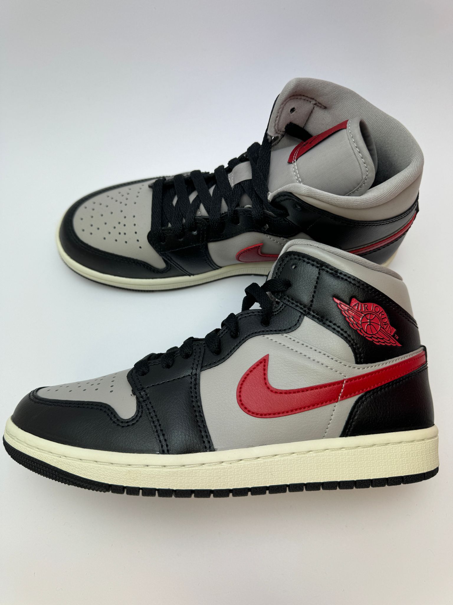 Jordan 1 Mid Black/College Grey–Gym Red – rechte Seitenansicht mit schwarzem Leder-Upper und grauem Overlays