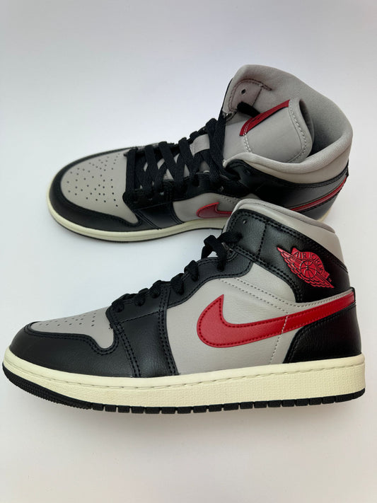 Jordan 1 Mid Black/College Grey–Gym Red – rechte Seitenansicht mit schwarzem Leder-Upper und grauem Overlays