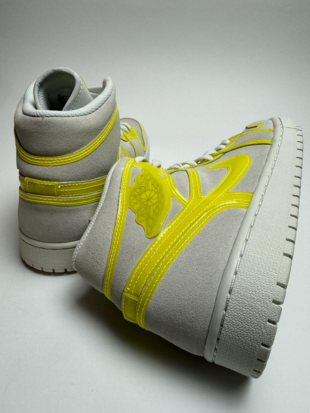 Rückansicht des Sneakers – Jordan 1 Mid Opti Yellow mit gepolstertem Fersenbereich und Jumpman-Branding