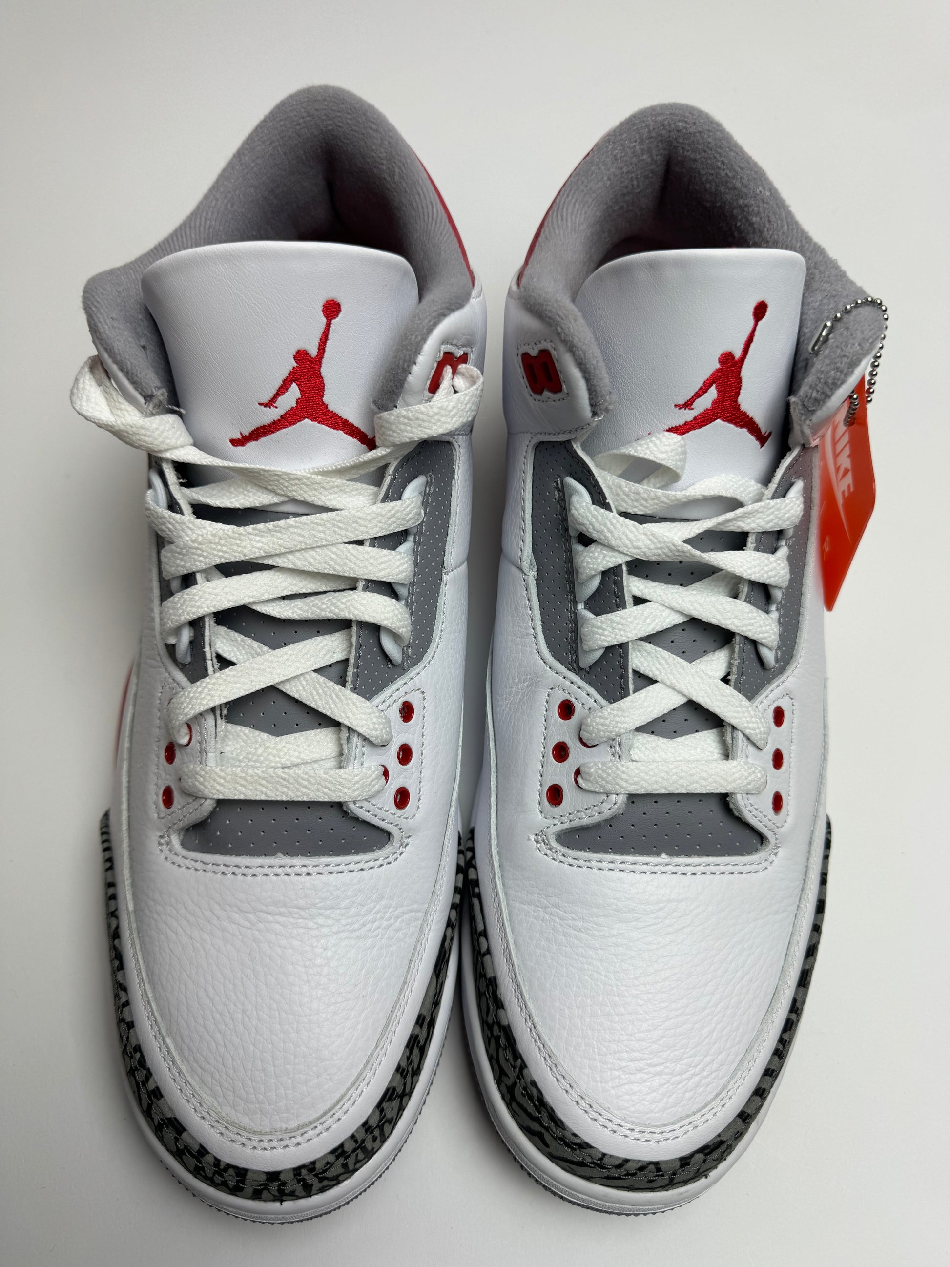 Detailansicht der Zunge – Air Jordan 3 Fire Red mit rotem Jumpman auf weißem Zungenfeld und gepolsterter Zunge