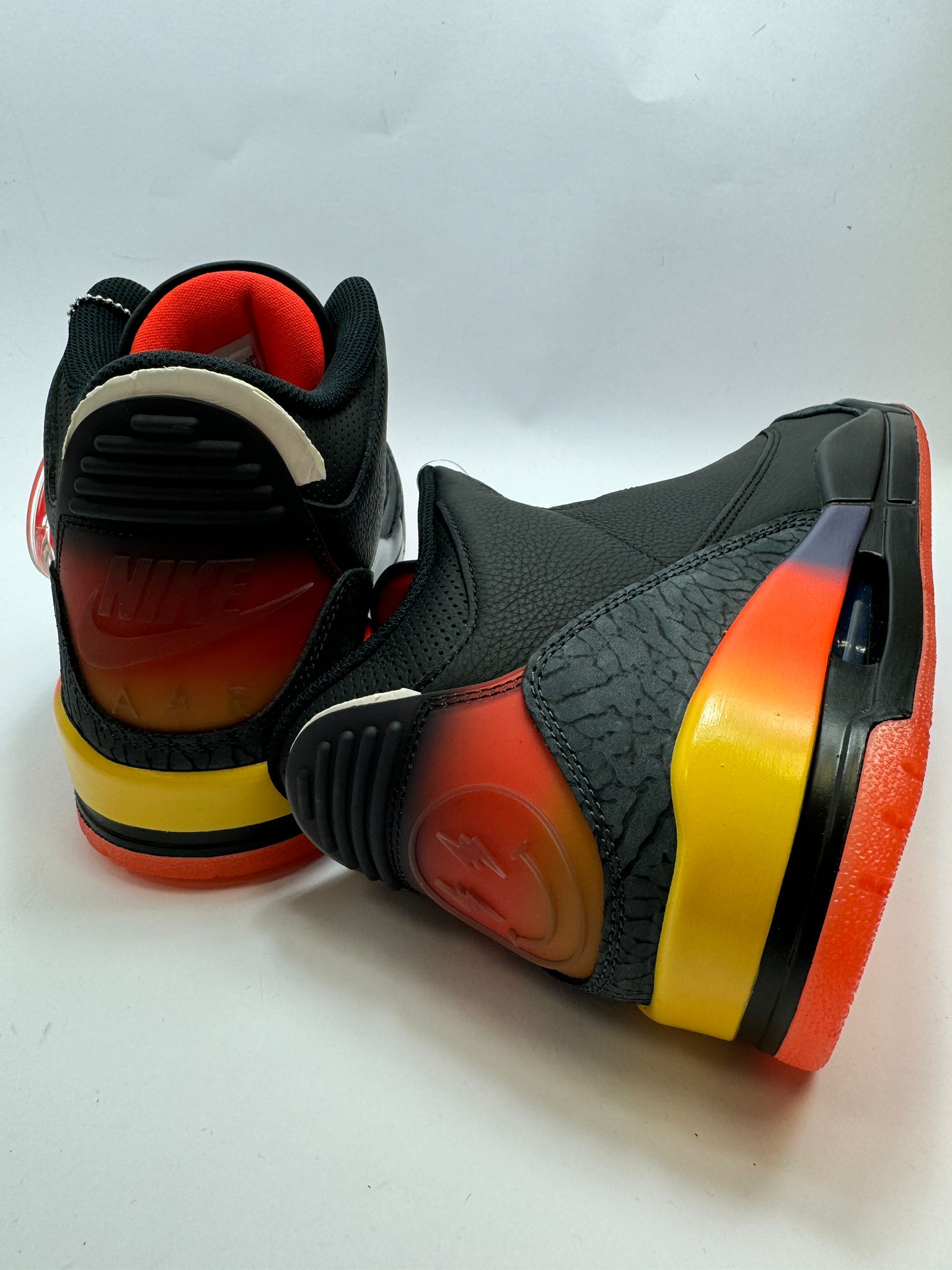 Jordan 3 Retro J Balvin Rio – Rückansicht mit Jumpman Logo und farbigem Muster