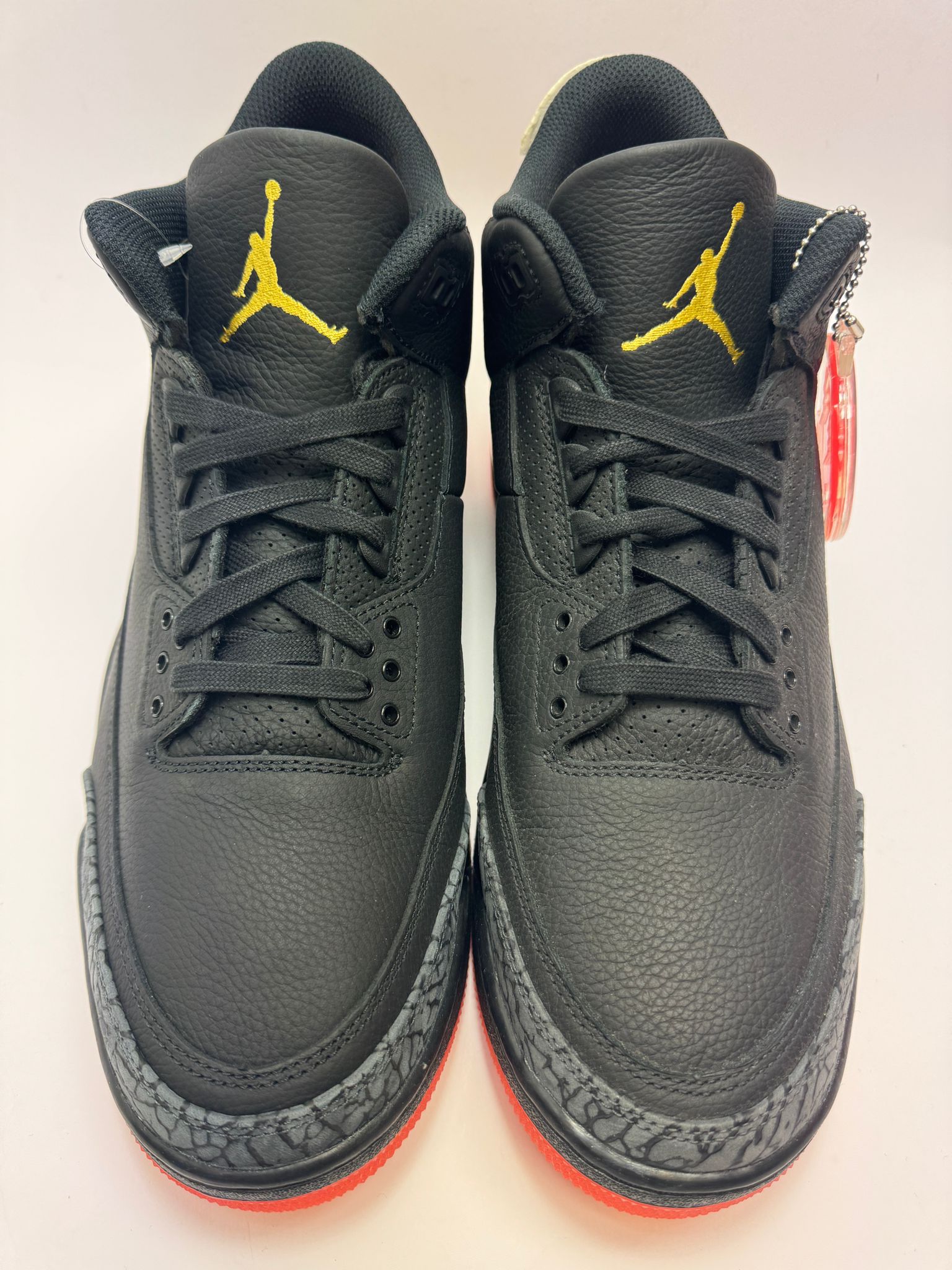 Detailansicht der Zunge – Jordan 3 J Balvin Rio mit signiertem Log