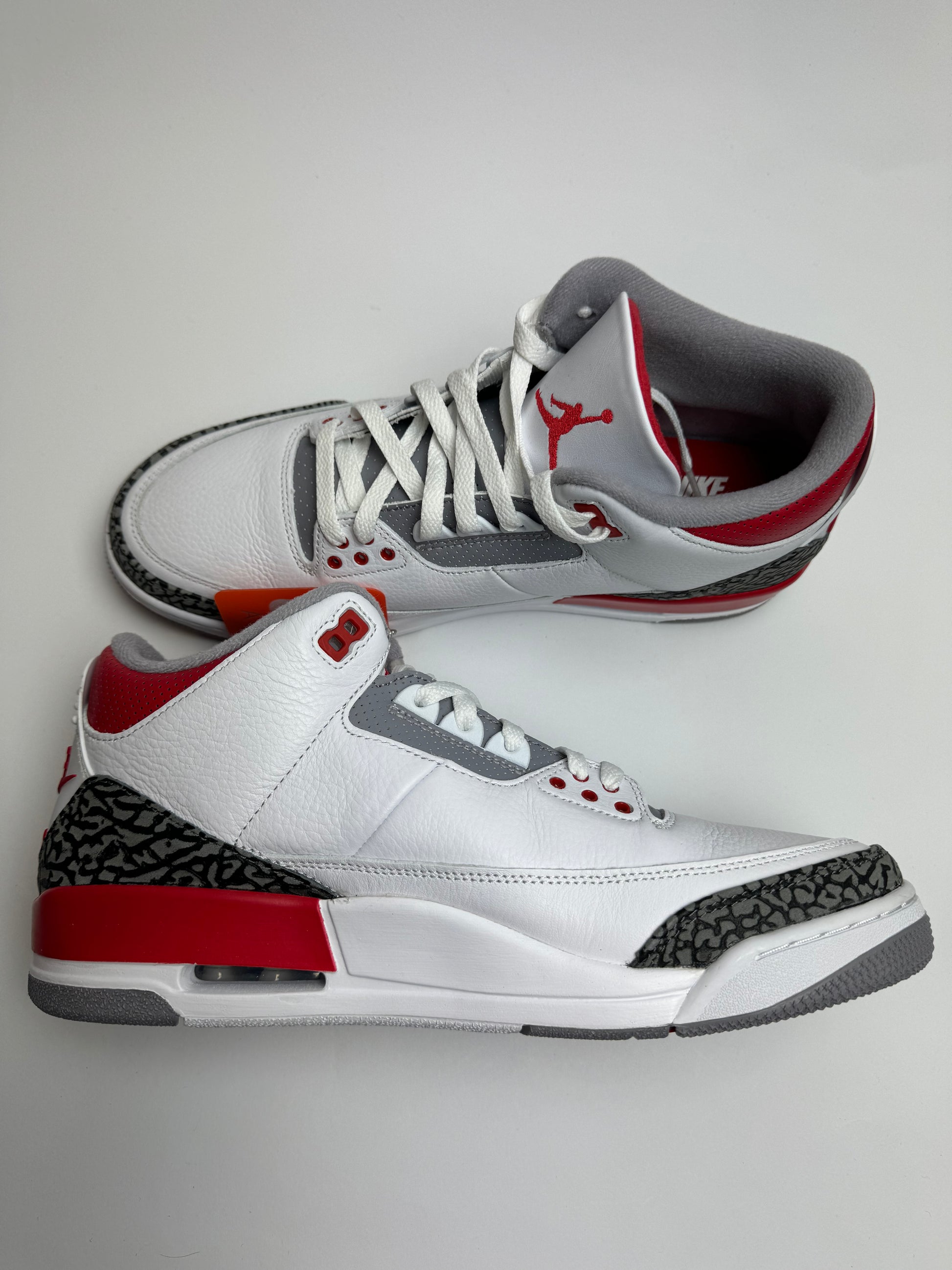 Air Jordan 3 Fire Red – linke Ansicht mit schwarzem Swoosh, rotem Mittelsohlen-Touch und gepolstertem perforiertem Kragen
