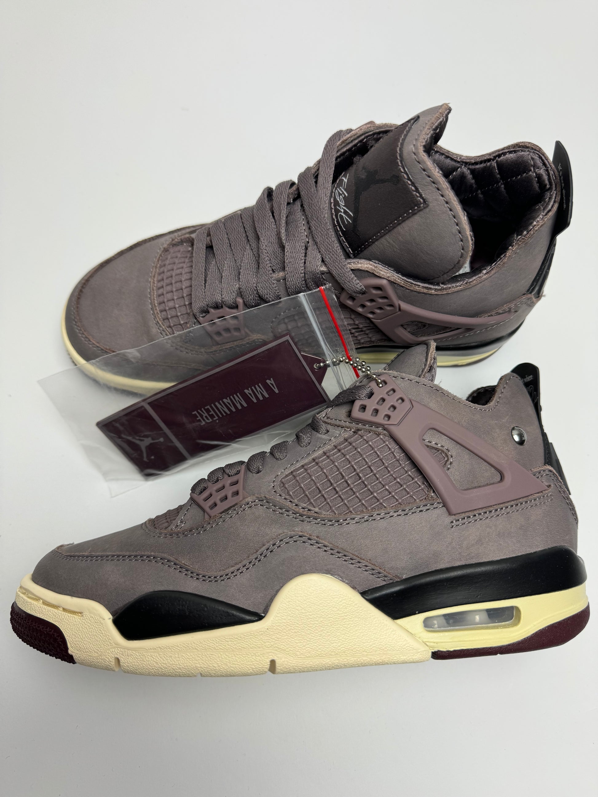 A Ma Maniére × AJ4 Violet Ore – rechte Seitenansicht mit samtigem Violet-Ore Nubuck-Upper und tonalem Mesh-Panel
