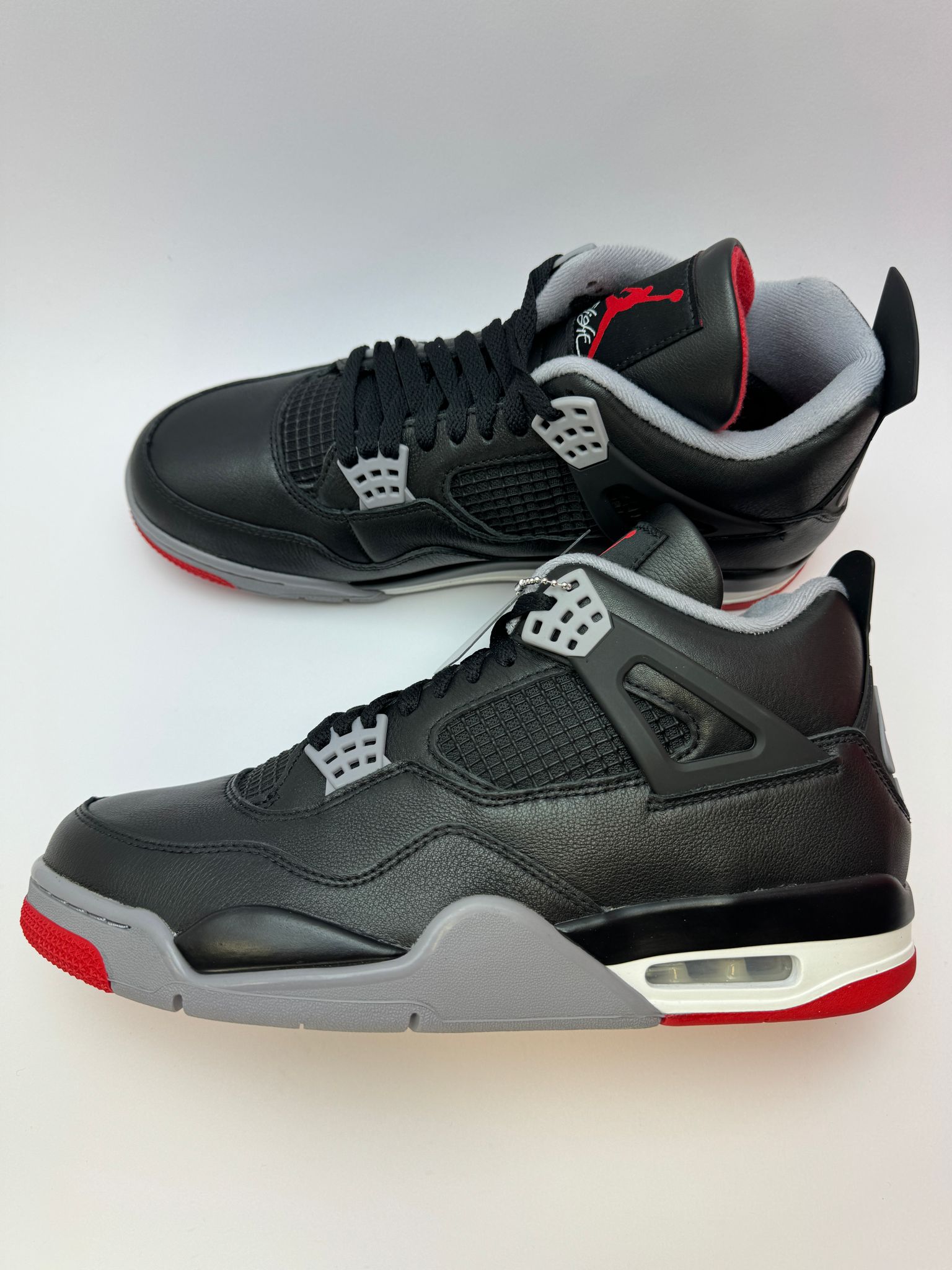 Air Jordan 4 Retro Bred Reimagined – rechte Seitenansicht mit schwarzem Vollnarbenleder-Upper und grauen Overlays