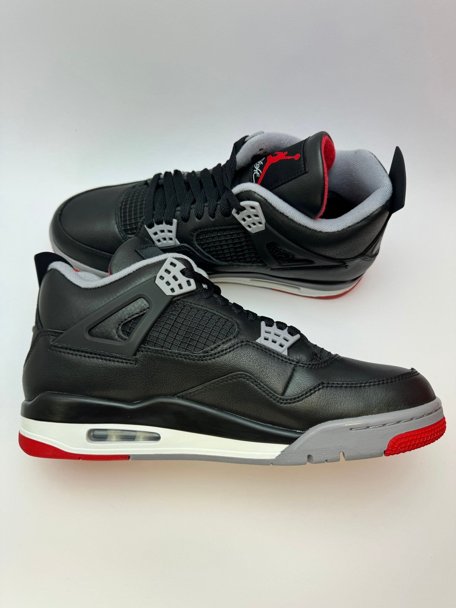 Air Jordan 4 Retro Bred Reimagined – linke Außenseite mit Nike Air Fersentab in Grau und Fire Red Details