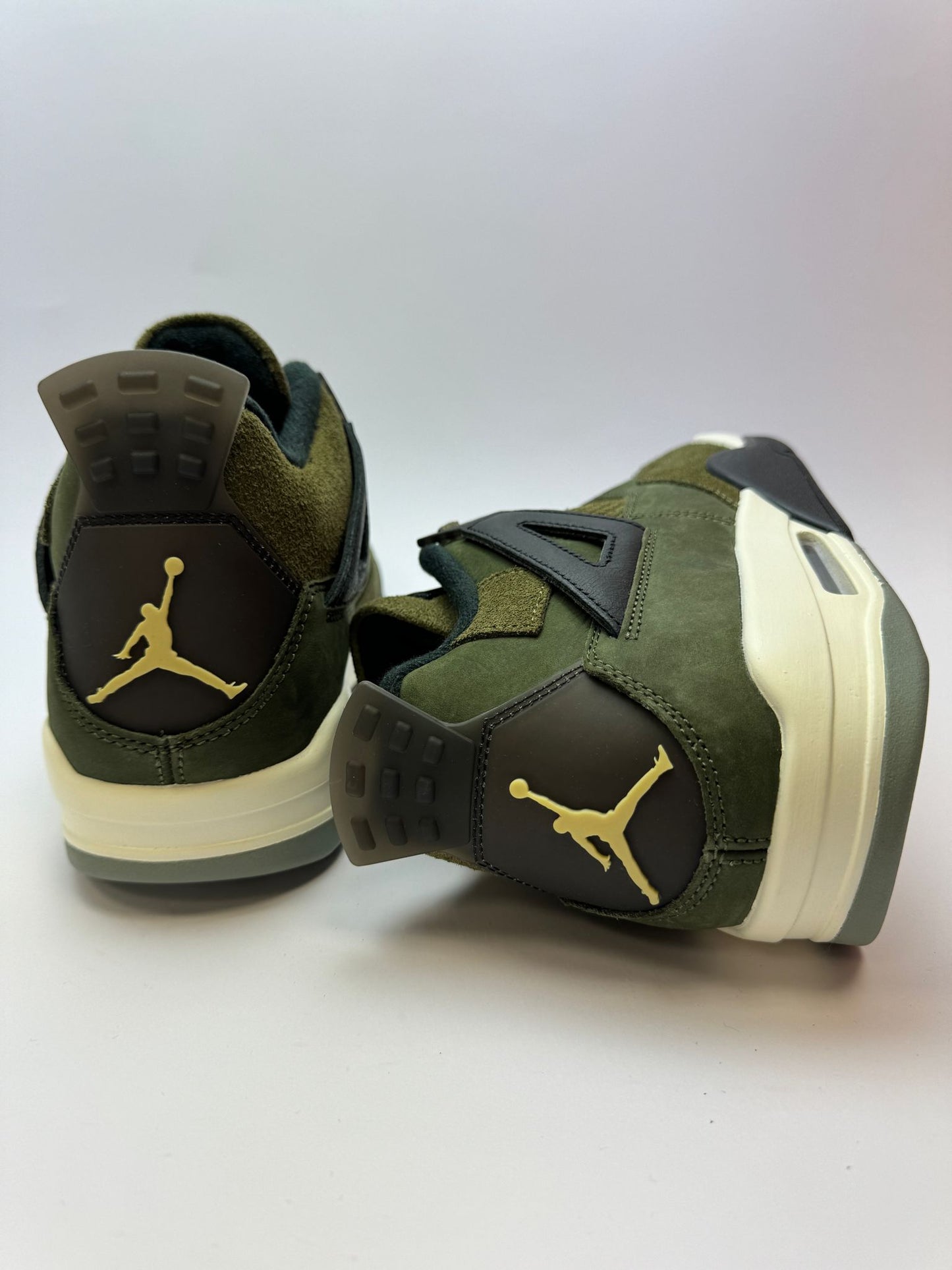 Rückansicht des Sneakers – Air Jordan 4 Craft Medium Olive mit Jumpman-Logo auf der Ferse