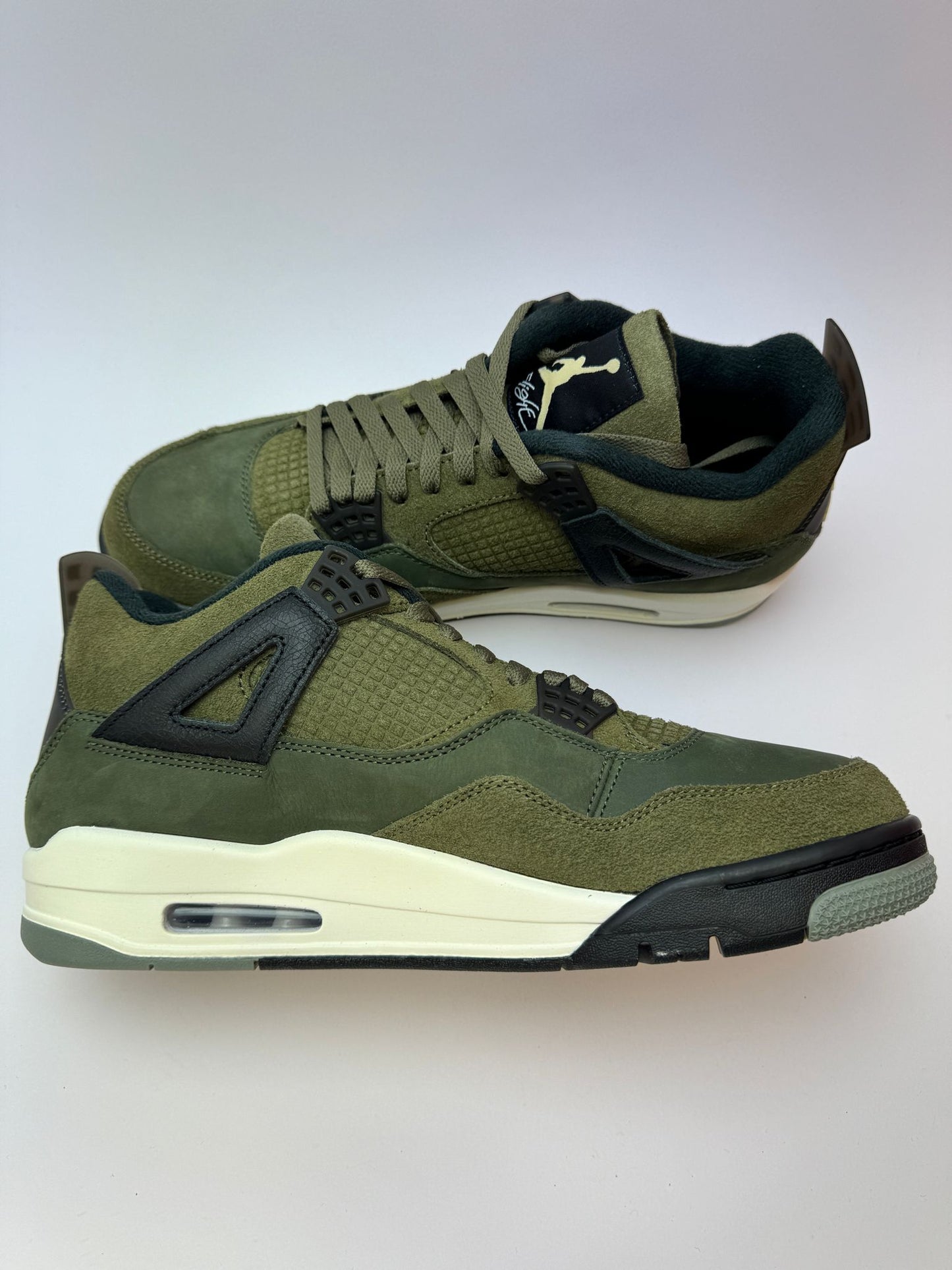 Air Jordan 4 Craft Medium Olive – linke Außenseite mit markantem Net-Muster-Paneel und schwarzen Eyestays