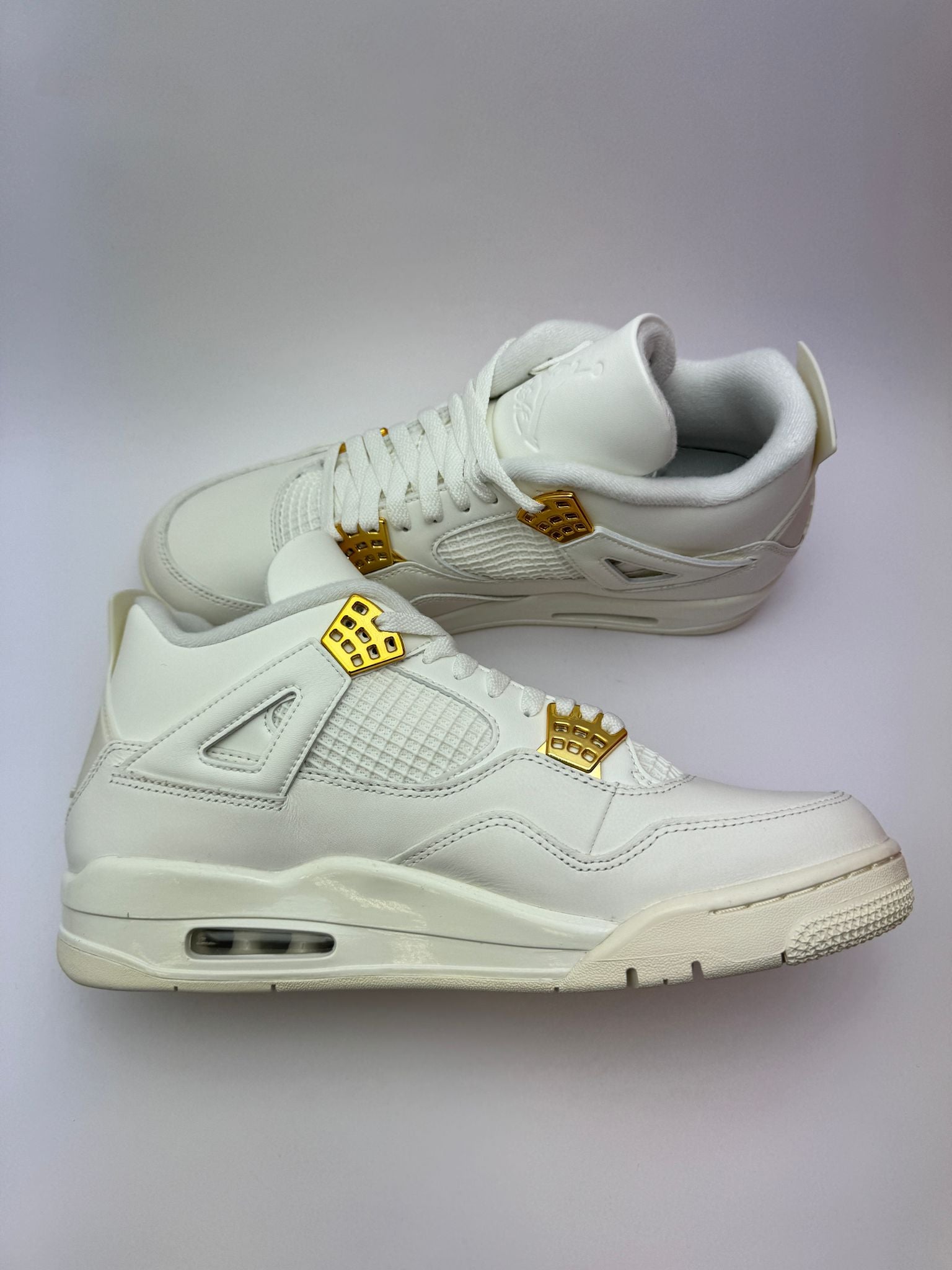 Air Jordan 4 Retro Metallic Gold – linke Außenseite mit kontrastierendem goldfarbenem Branding