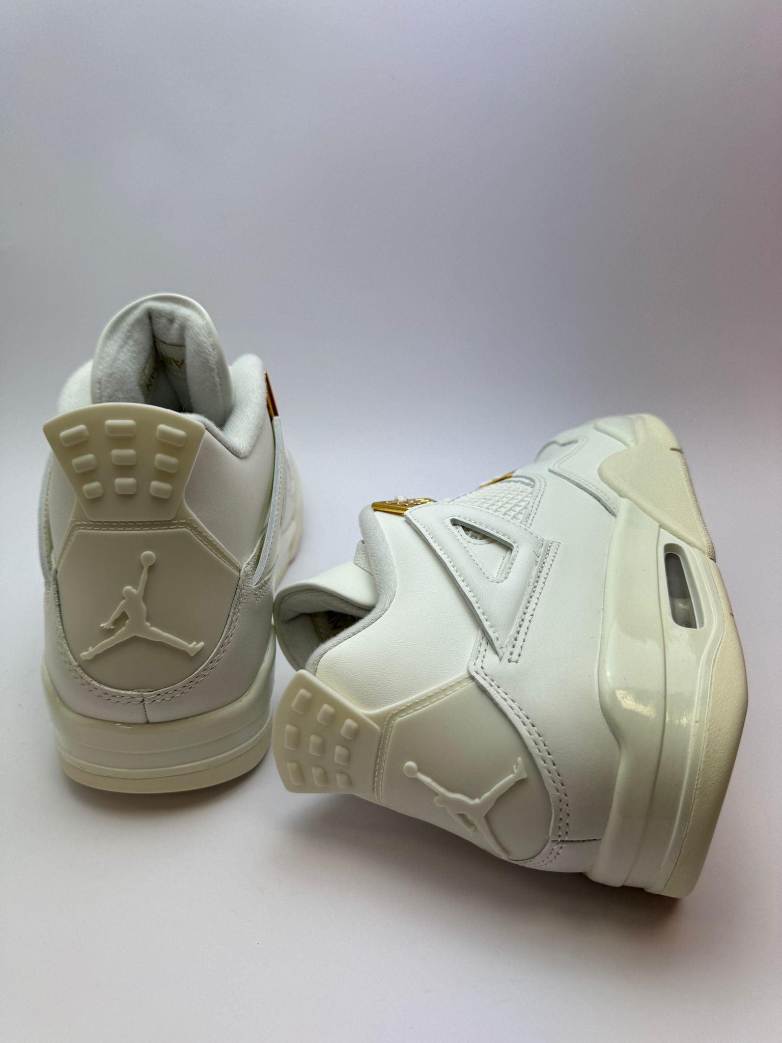 Air Jordan 4 Retro Metallic Gold – Rückansicht mit Jumpman-Logo und edlen Gold-Details