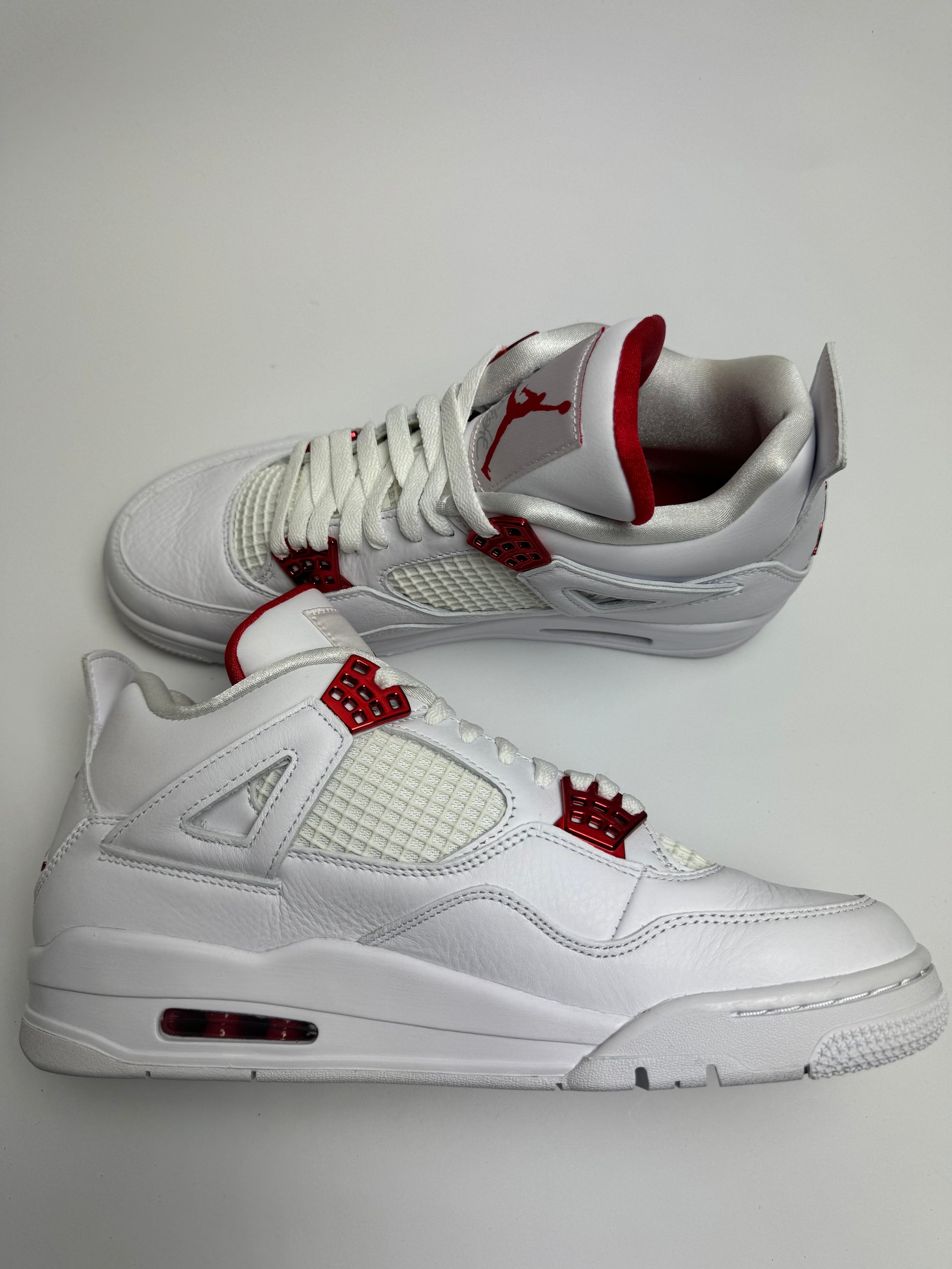 Air Jordan 4 Metallic Red – linke Sicht auf die rote Einfassung am Mudguard und weißen Leder-Overlays