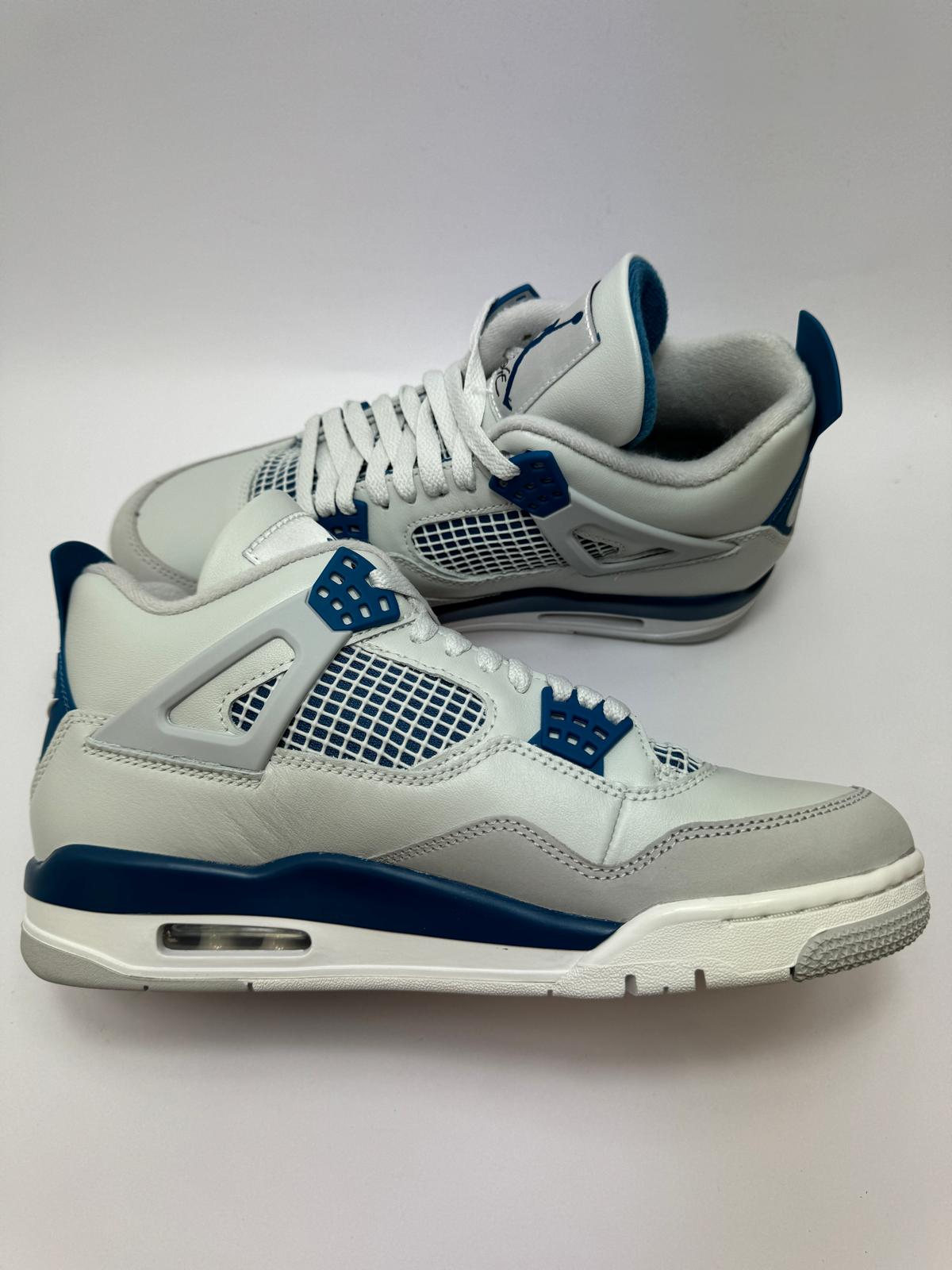 Jordan 4 Military Blue – linke Außenseite mit Military Blue Akzenten