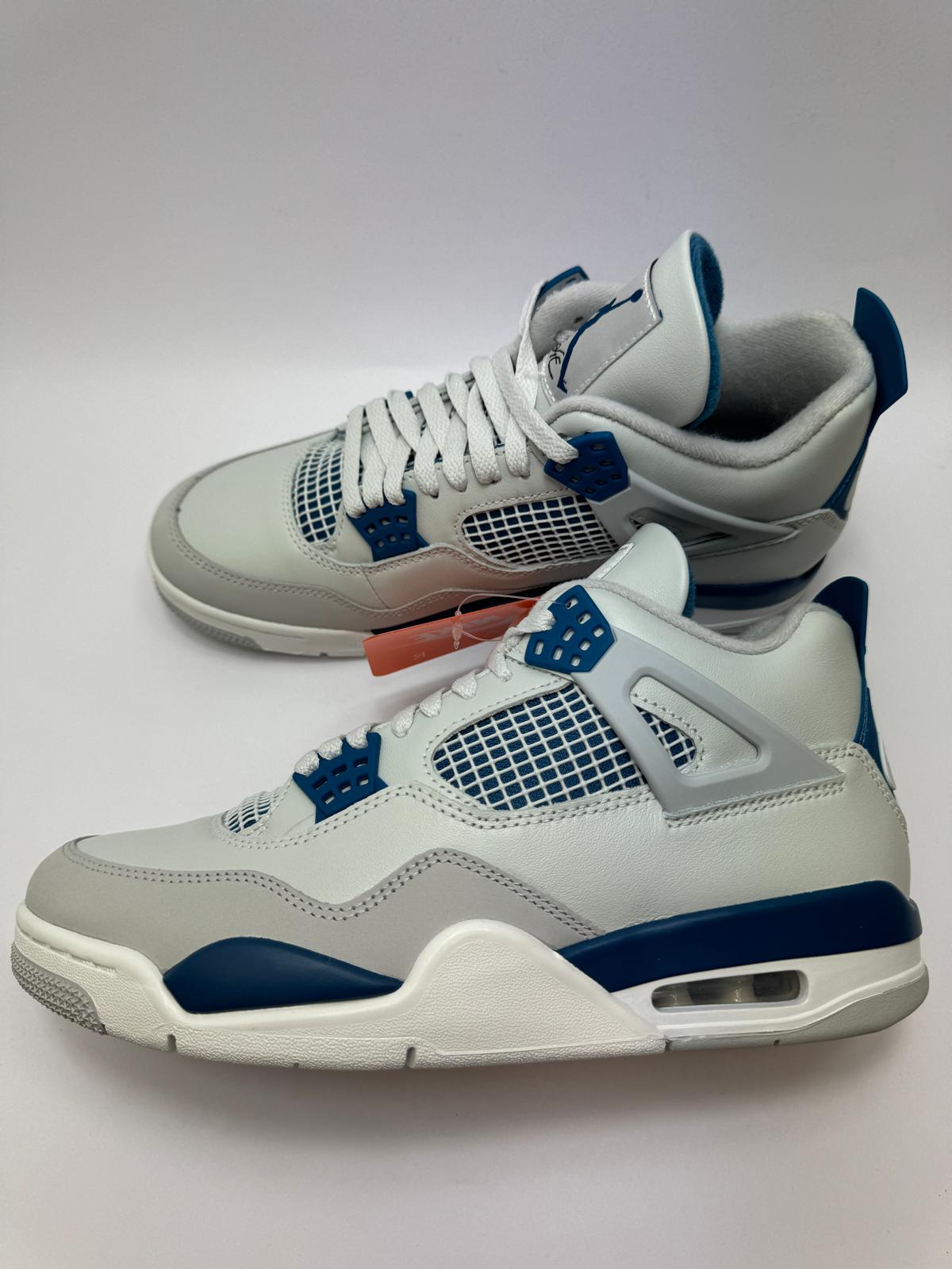 Air Jordan 4 Retro Military Blue – rechte Seitenansicht in Weiß und Military Blue