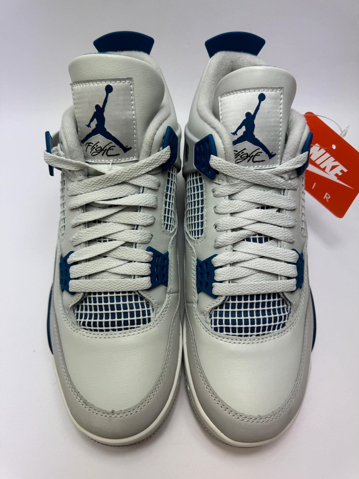 Detailansicht der Zunge – Jordan 4 Retro Military Blue mit Flight-Logo in Blau