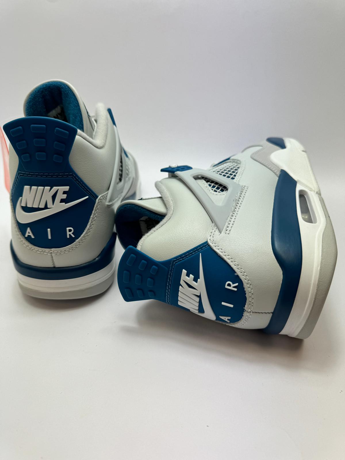 Air Jordan 4 Retro Military Blue – Rückansicht mit Jumpman Logo und blauen Highlights