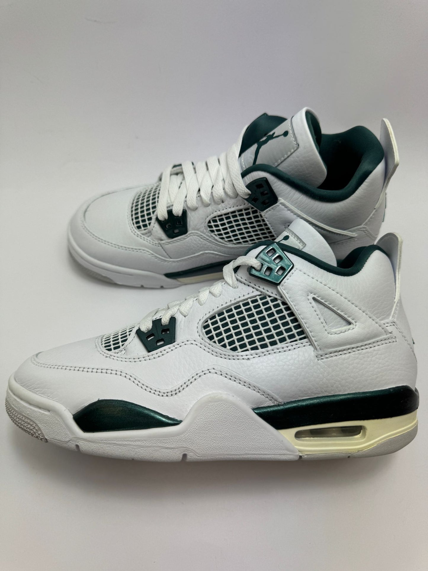 Air Jordan 4 Retro Oxidized Green GS Sneaker – rechte Seitenansicht in grün-beigen Tönen