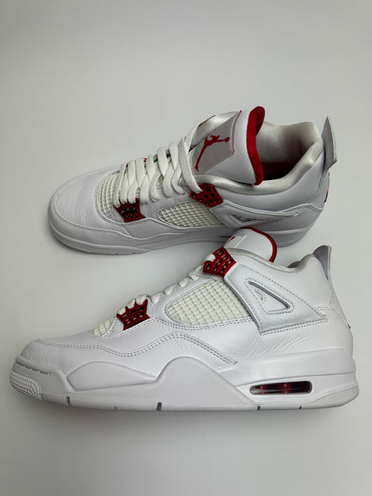 Air Jordan 4 Metallic Red – rechte Außenseite mit weißem Upper und Metallic‑Red-Eyelets