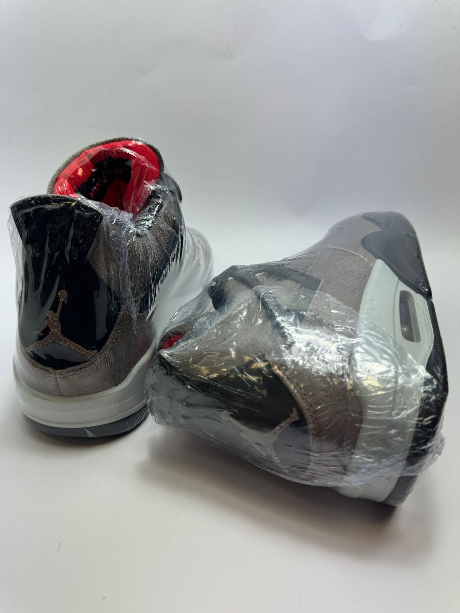 Jordan 4 Taupe Haze – Rückansicht mit Jumpman Logo auf schwarzem Fersenelement