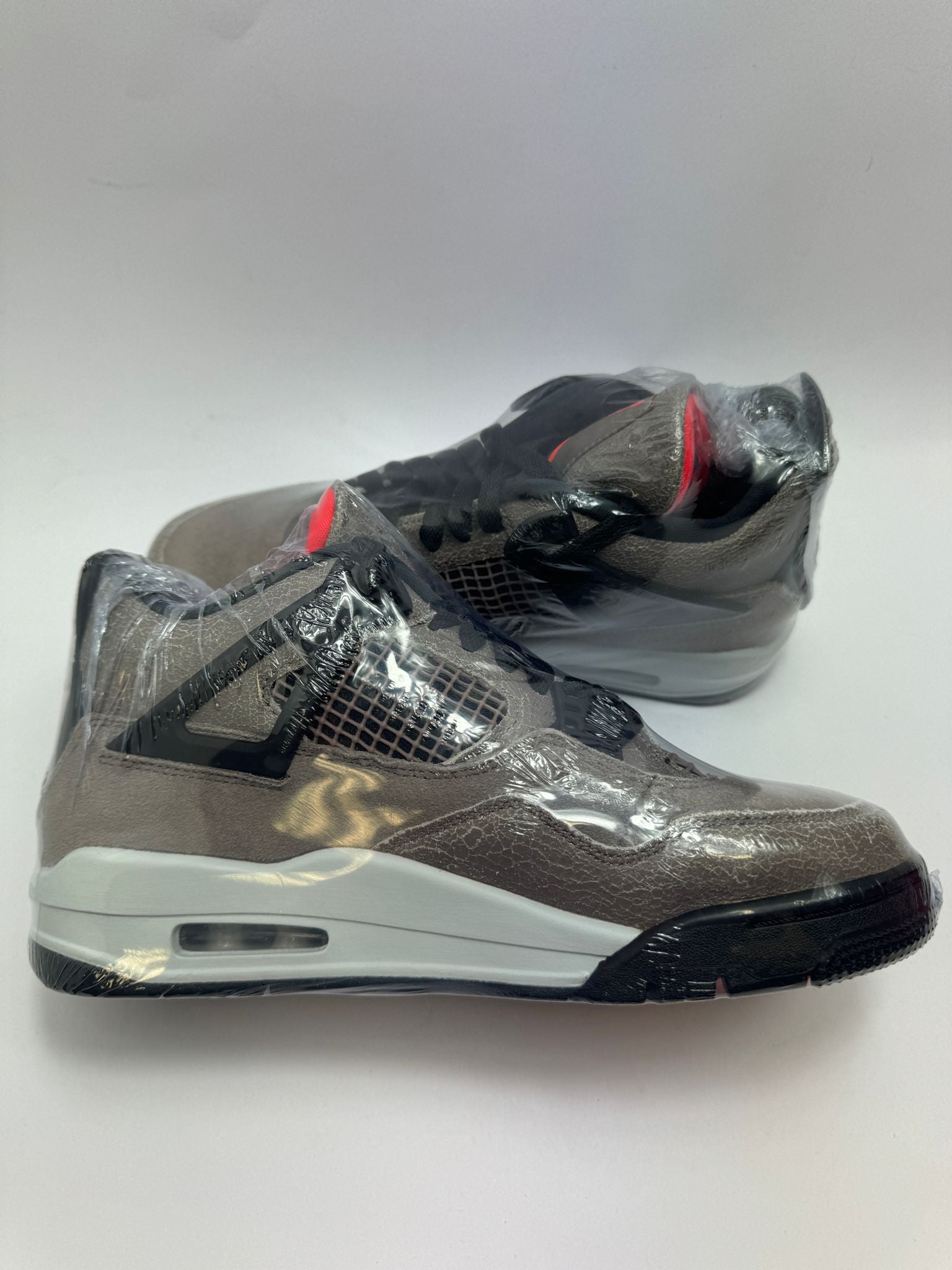 Jordan 4 Taupe Haze – linke Außenseite des Sneakers mit Crackle-Optik