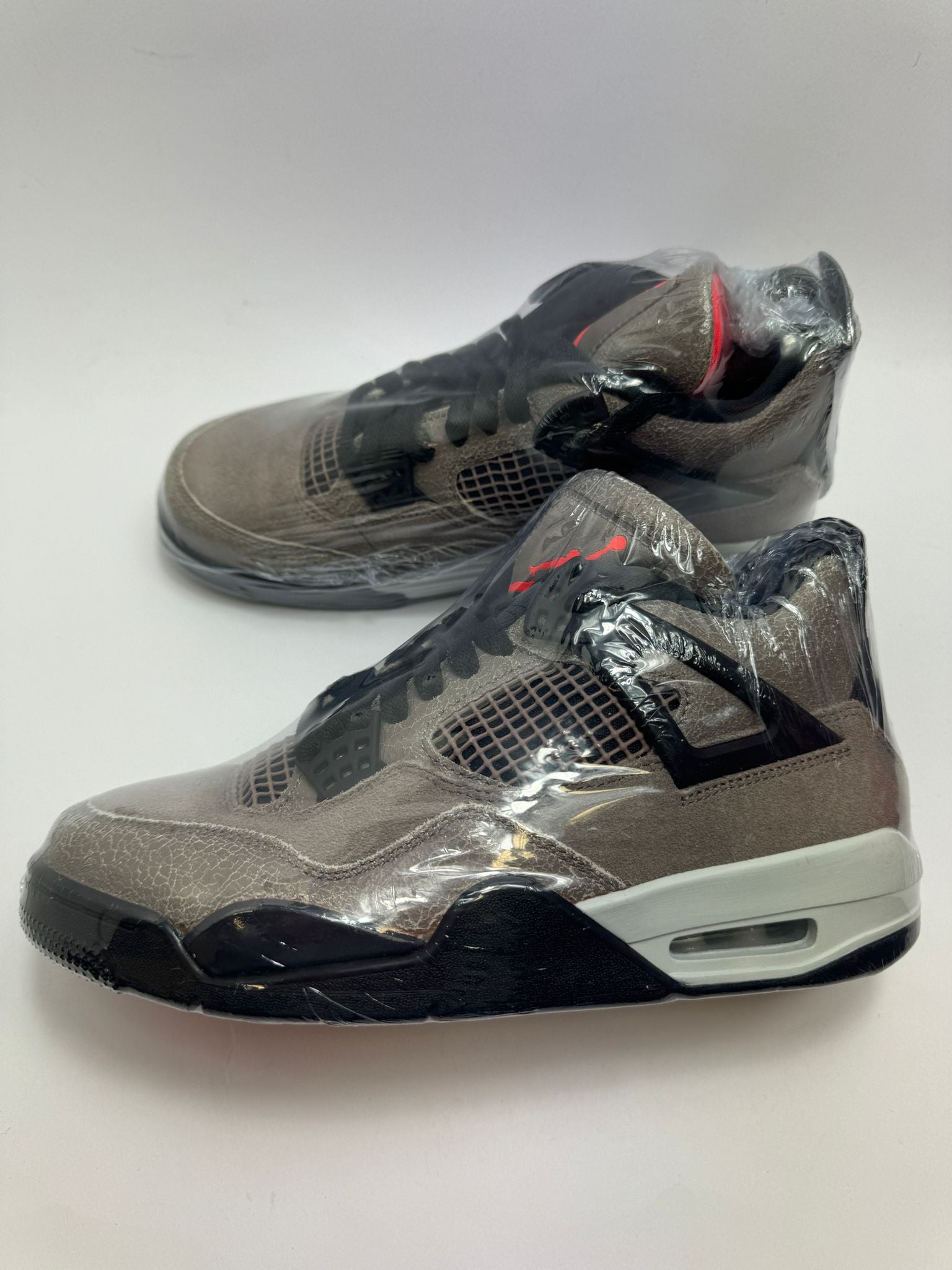 Air Jordan 4 Retro Taupe Haze Sneaker – Seitenansicht in Taupe mit schwarzer Sohle