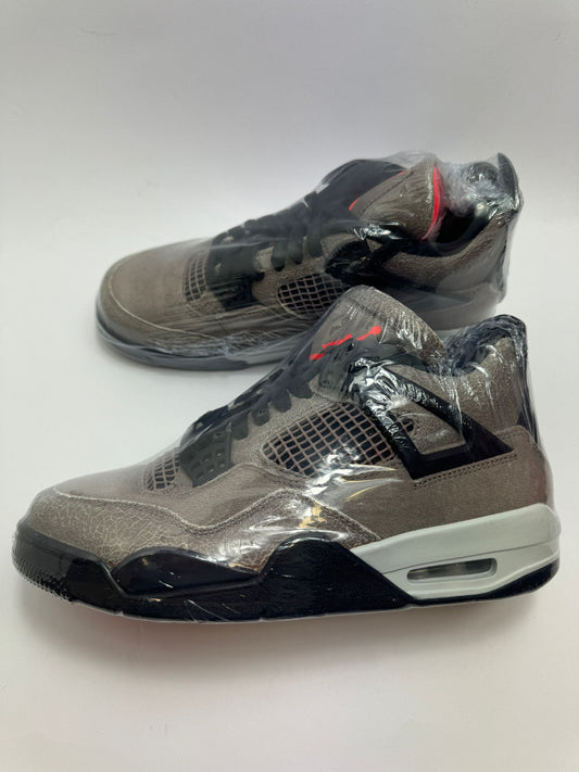 Air Jordan 4 Retro Taupe Haze Sneaker – Seitenansicht in Taupe mit schwarzer Sohle