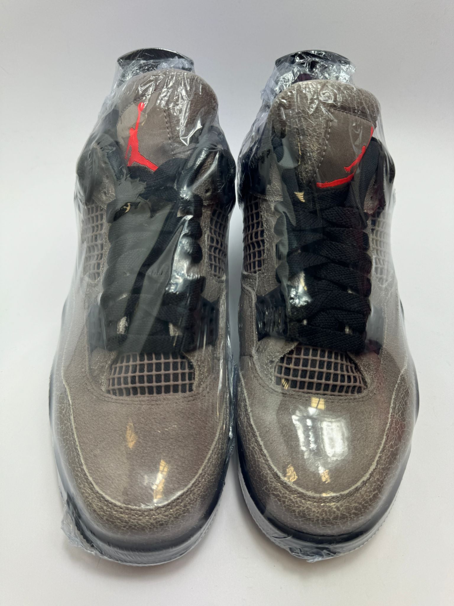 Detailansicht der rissigen Oberfläche – Jordan 4 Taupe Haze Zunge mit Flight Logo