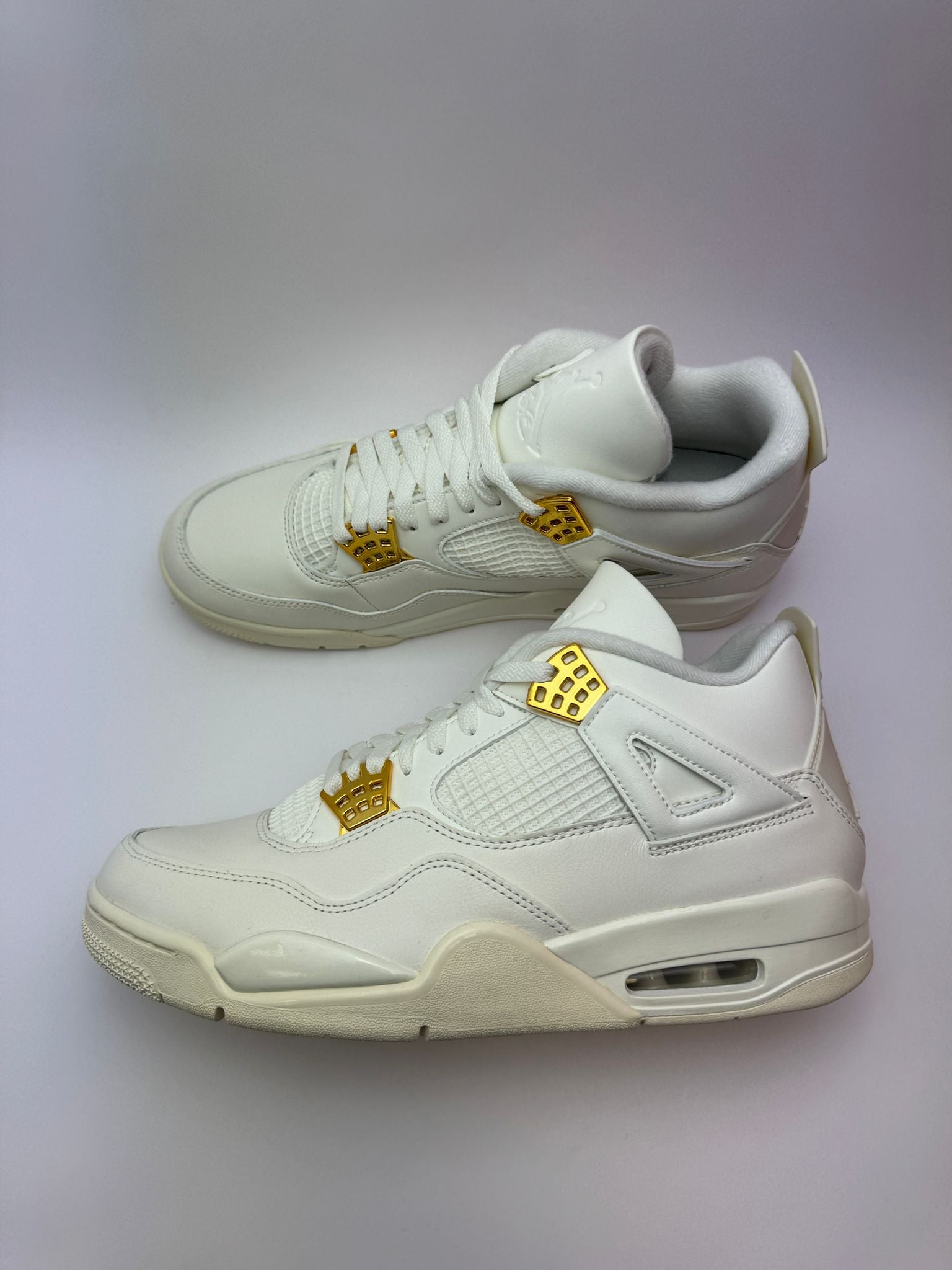 Air Jordan 4 Retro Metallic Gold – rechte Seitenansicht mit weißem Leder und goldfarbenem Metallic-Swoosh