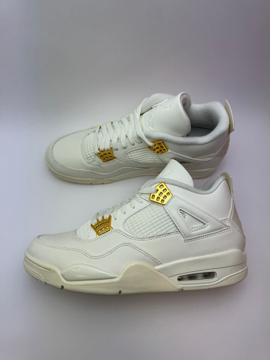 Air Jordan 4 Retro Metallic Gold – rechte Seitenansicht mit weißem Leder und goldfarbenem Metallic-Swoosh