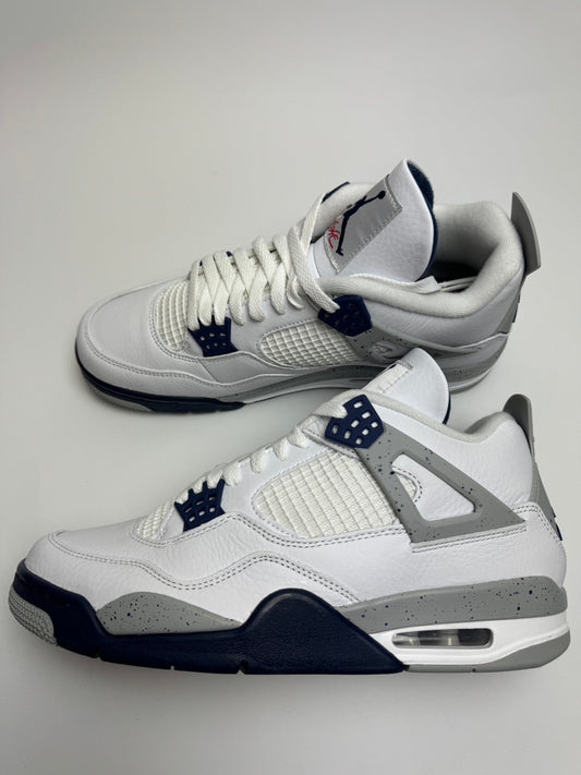 Air Jordan 4 Midnight Navy – rechte Außenseite mit weißem Leder-Upper, neutral grey Netz und navy Eyelets