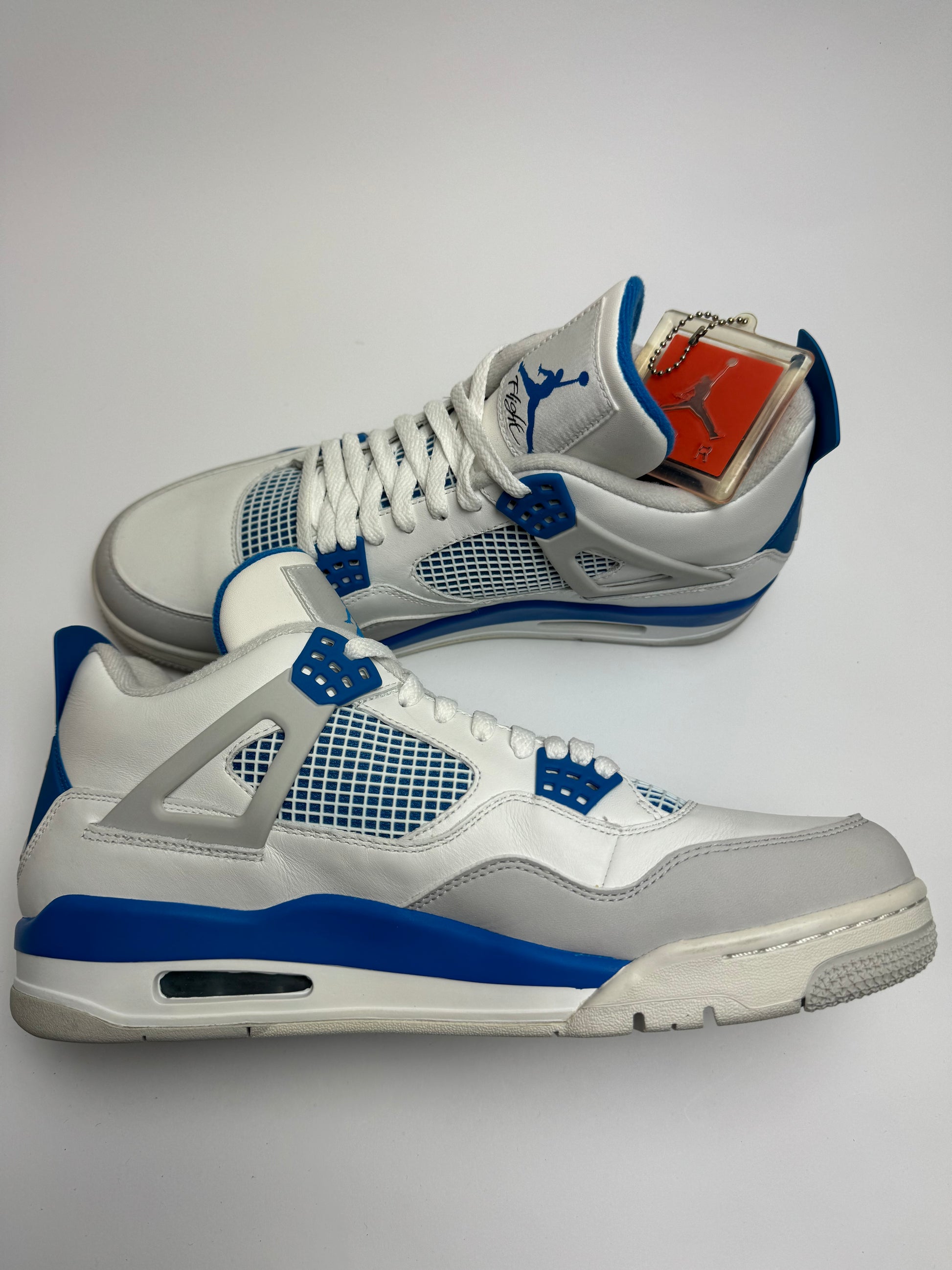Air Jordan 4 Military Blue – linke Außenseite mit grauem Lace‑Wing, Tiefer Blue-Akzent und klassischer Mittelsohle