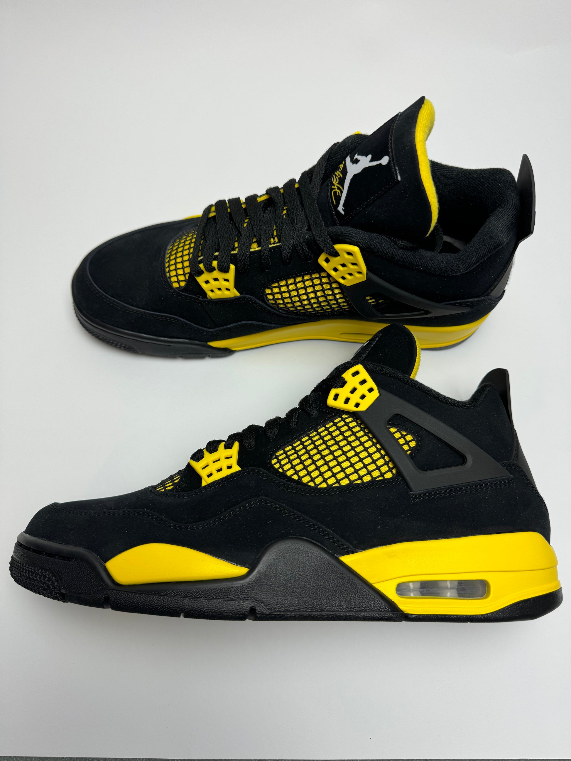 Air Jordan 4 Thunder – rechte Seitenansicht mit schwarzem Nubuck-Upper und leuchtenden Tour Yellow Eyelets & Mesh-Futter