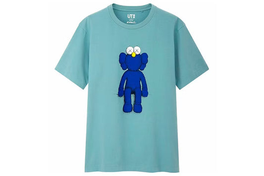 Uniqlo KAWS Blue BFF Tee – Vorderansicht mit grünem Baumwoll-Shirt und blauem BFF-Characte