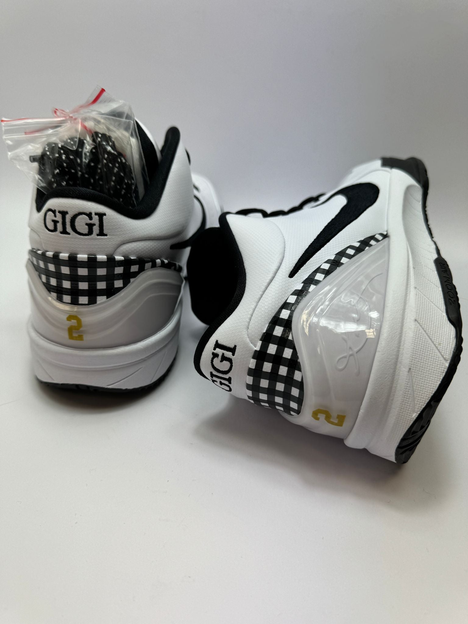 Nike Kobe 4 Protro Mambacita × Gigi – Rückansicht mit Nike Logo und „Mambacita“ Gravur