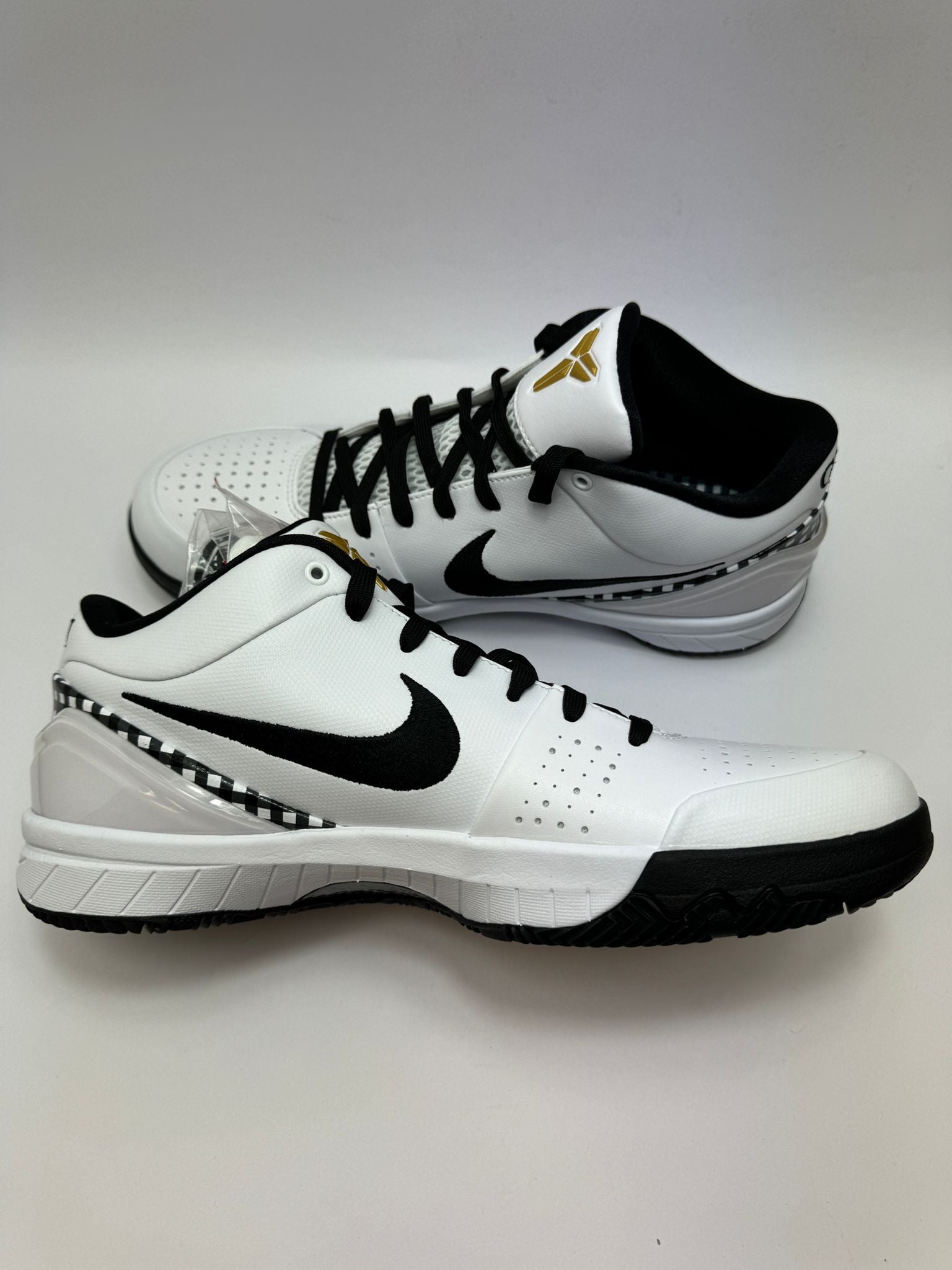 Nike Kobe 4 Protro Mambacita × Gigi – linke Außenseite mit Tribute-Gold-Details und Mambacita-Branding