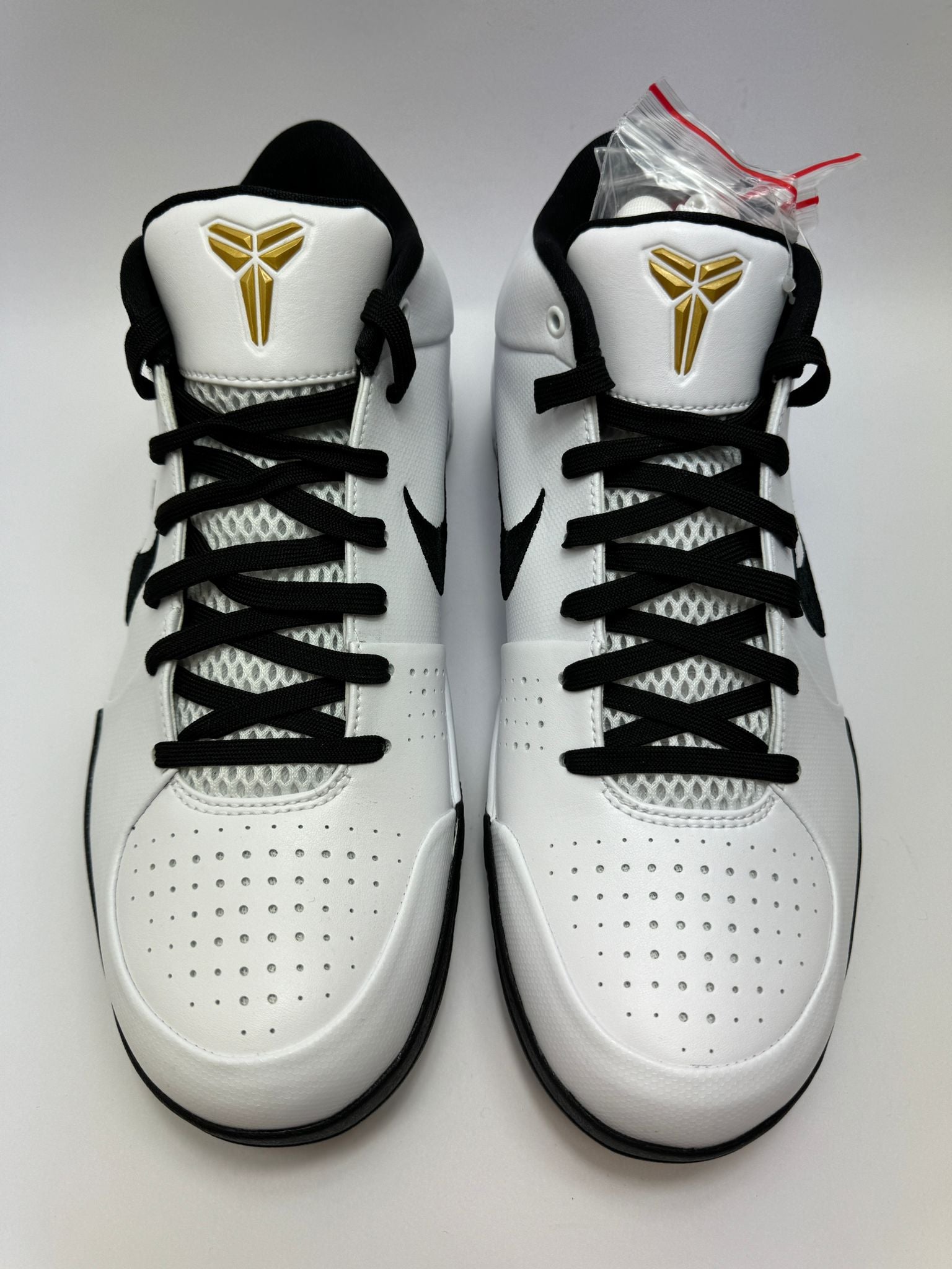 Detailansicht der Zunge – Kobe 4 Protro Mambacita × Gigi mit Inschrift zur Erinnerung