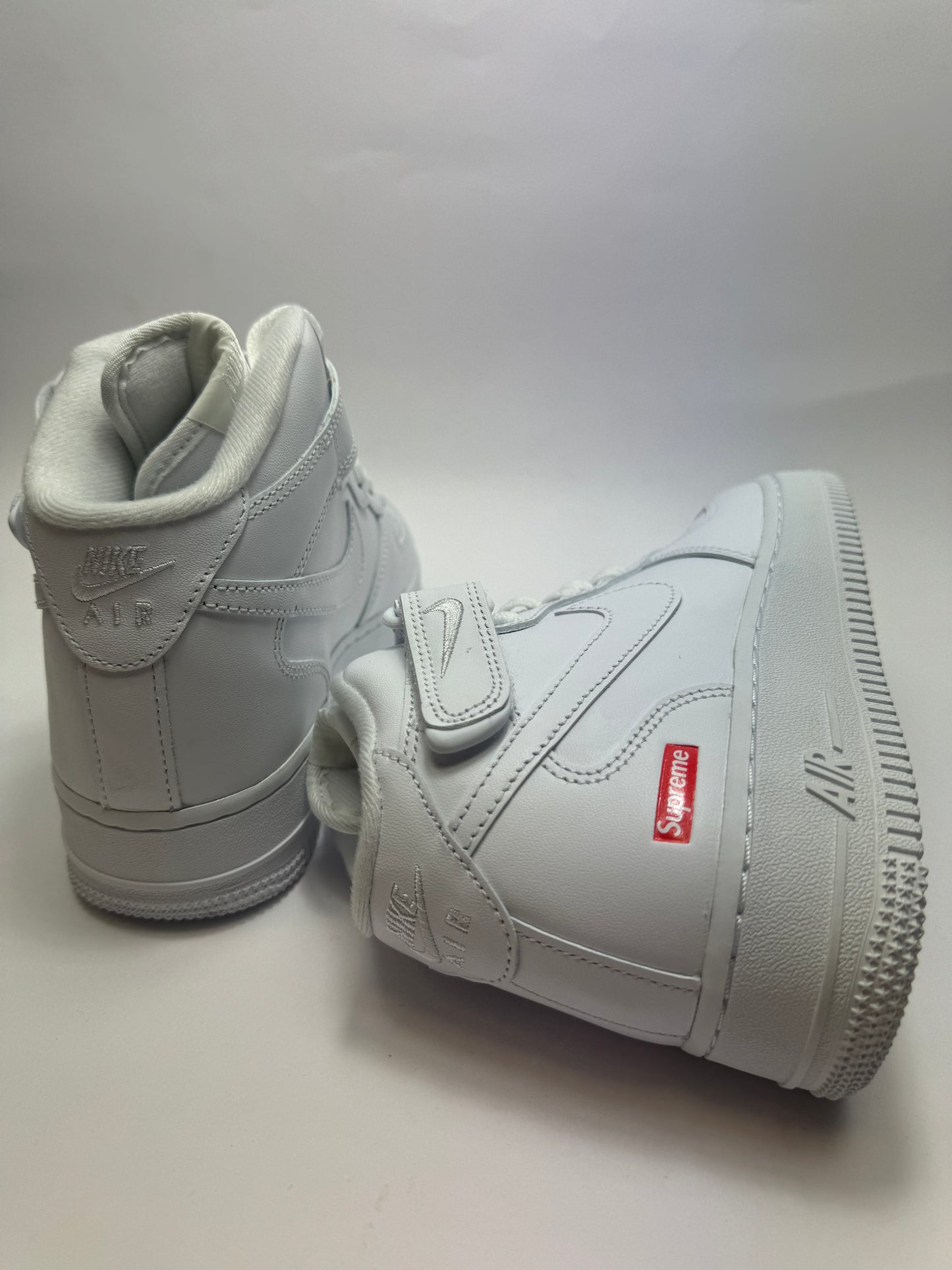 Rückansicht des Modells mit dezentem Nike Air Branding und klarem Design.