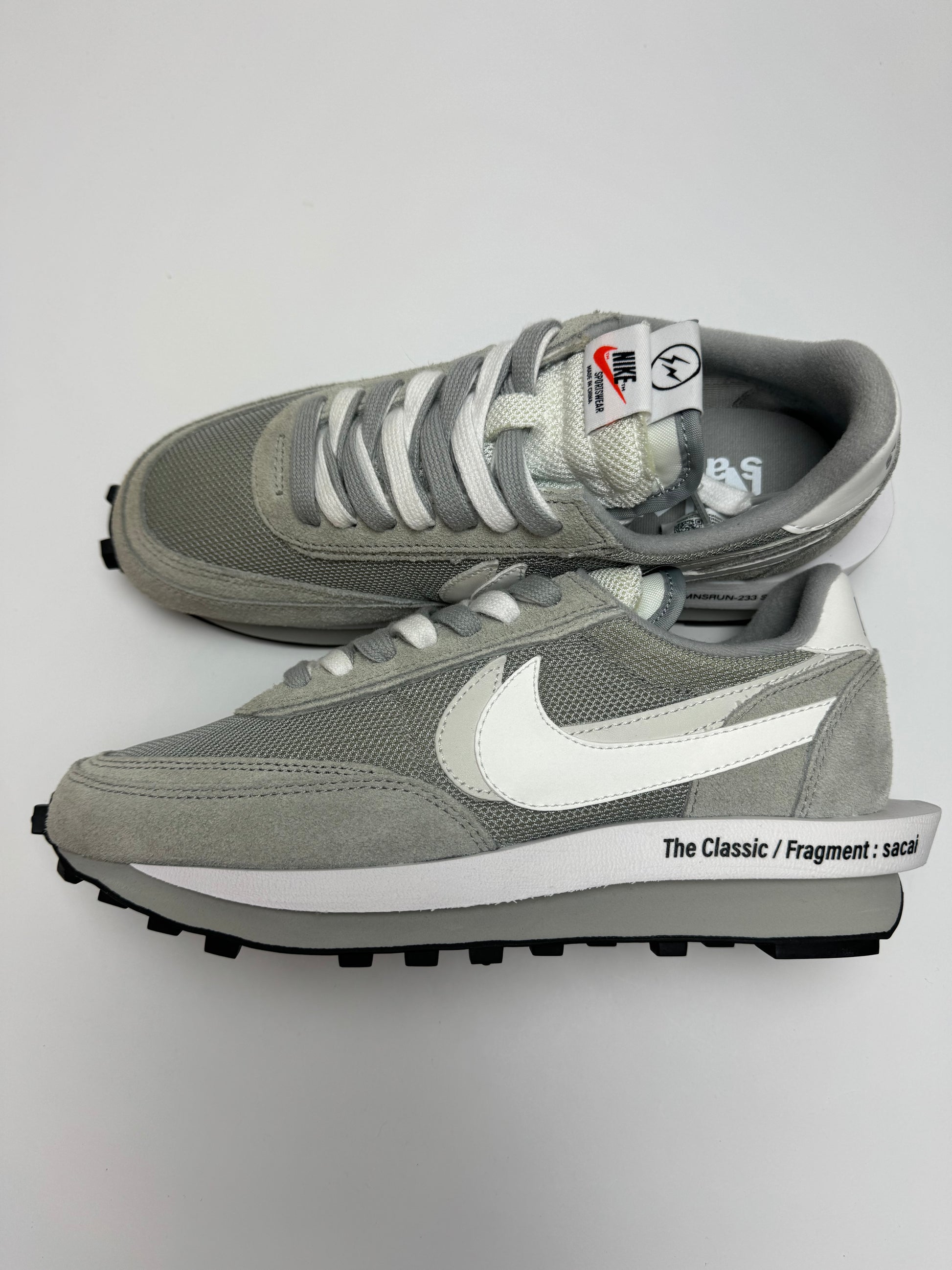 Nike LD Waffle sacai Fragment – rechte Seitenansicht mit grauem Mesh-Base und doppelt gestapelten grauen Wildleder-Overlays