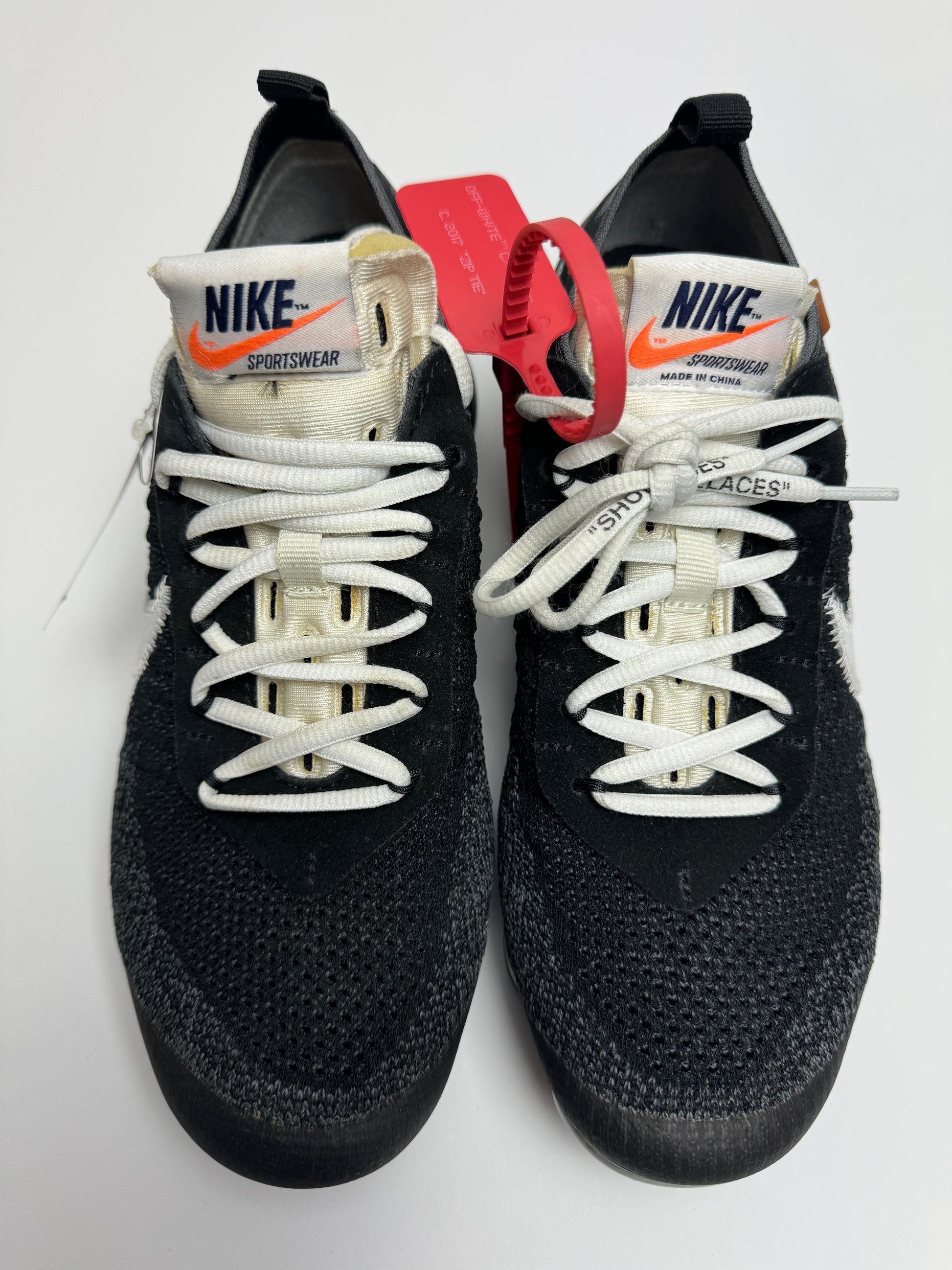 Detailansicht der Zunge – The Ten VaporMax mit rau geschnittener Zunge, schwarzem Nike‑Label und minimalistischer Typo