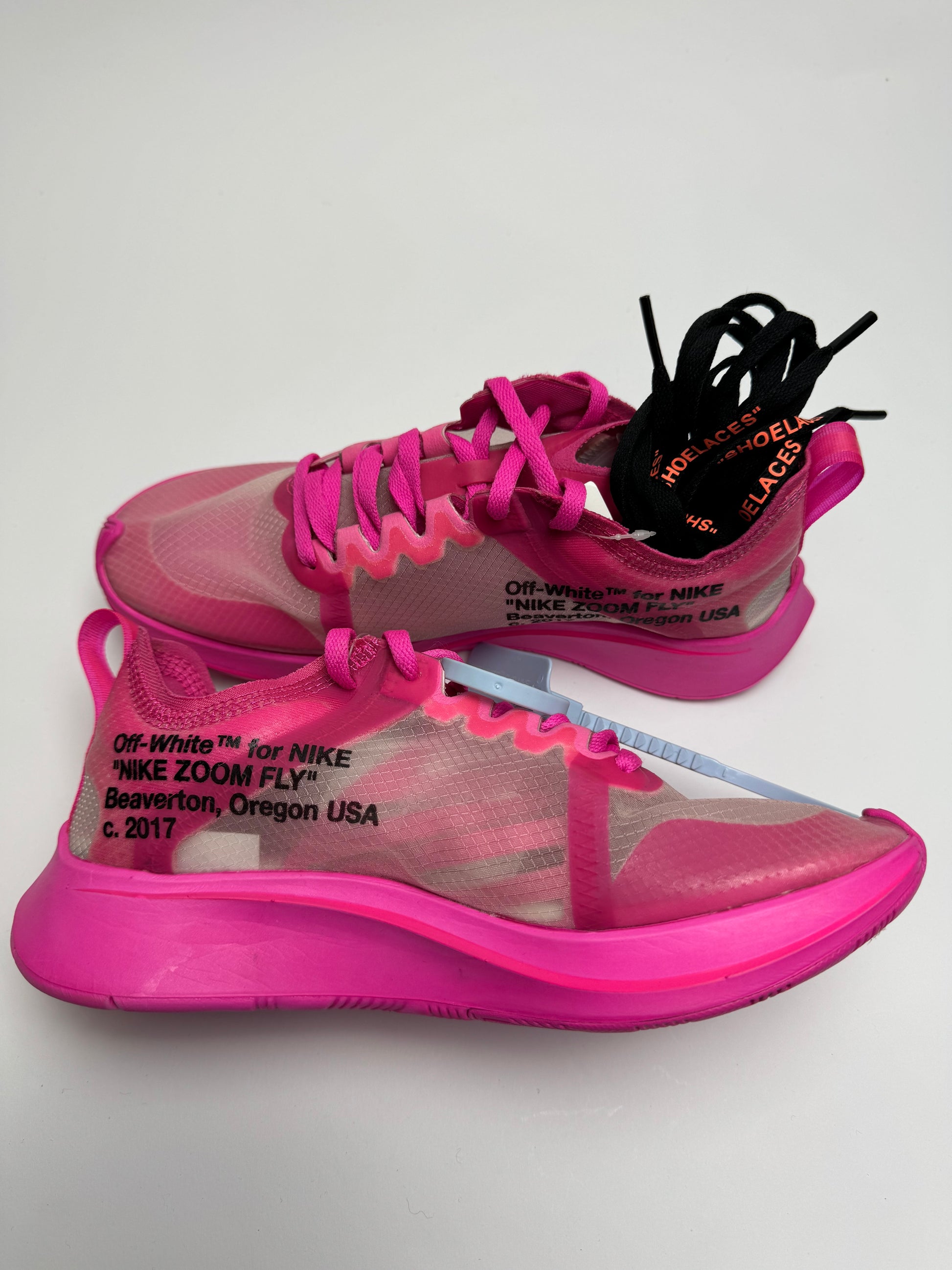 Off‑White Zoom Fly Tulip Pink – linke Außenseite mit Racer Pink Midsole und orangefarbenem Tab am Swoosh