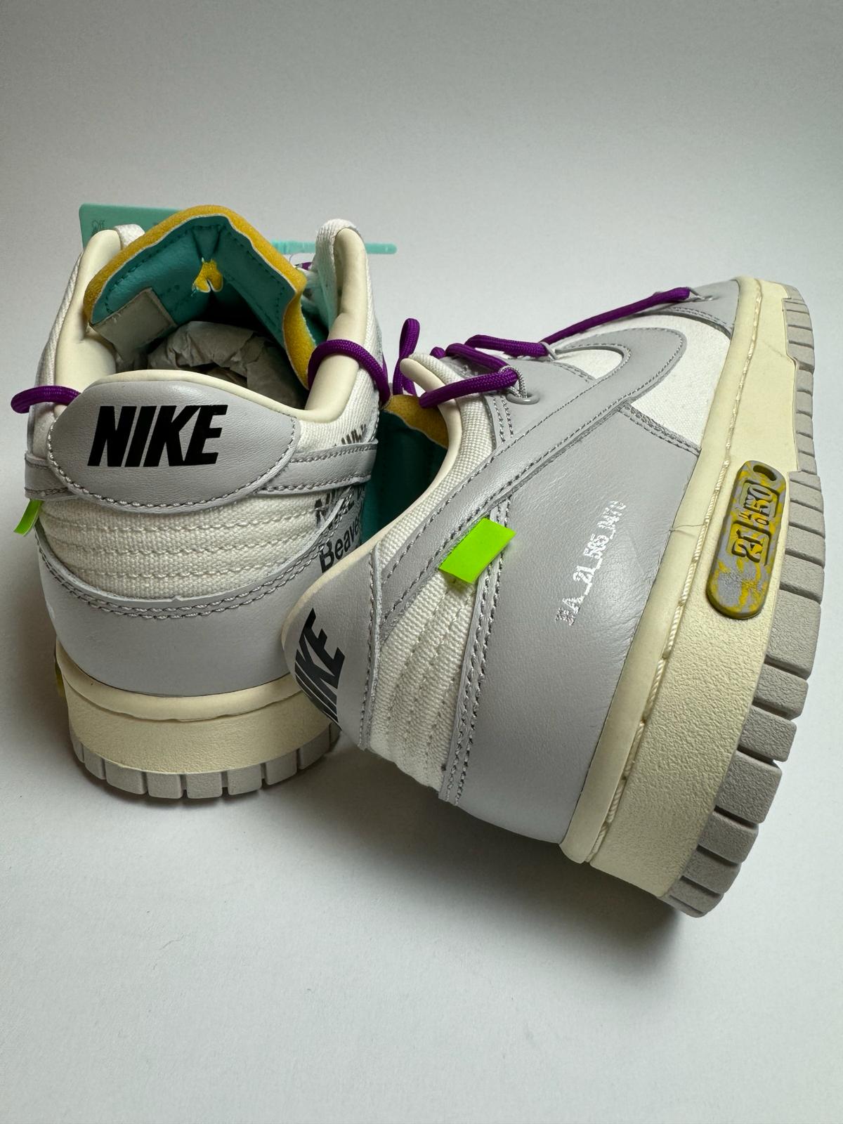Rückansicht des Sneakers – Off‑White Dunk Lot 21 mit grünem, exponiertem Schaum-Zungenrand und rotem Tag-Detail
