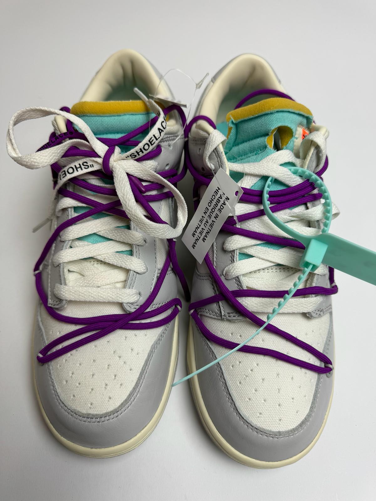 Detailansicht der Zunge – Off‑White Dunk Lot 21 mit Secondary‑Lacing-System und roter Schnurstopp-Akzentuierung