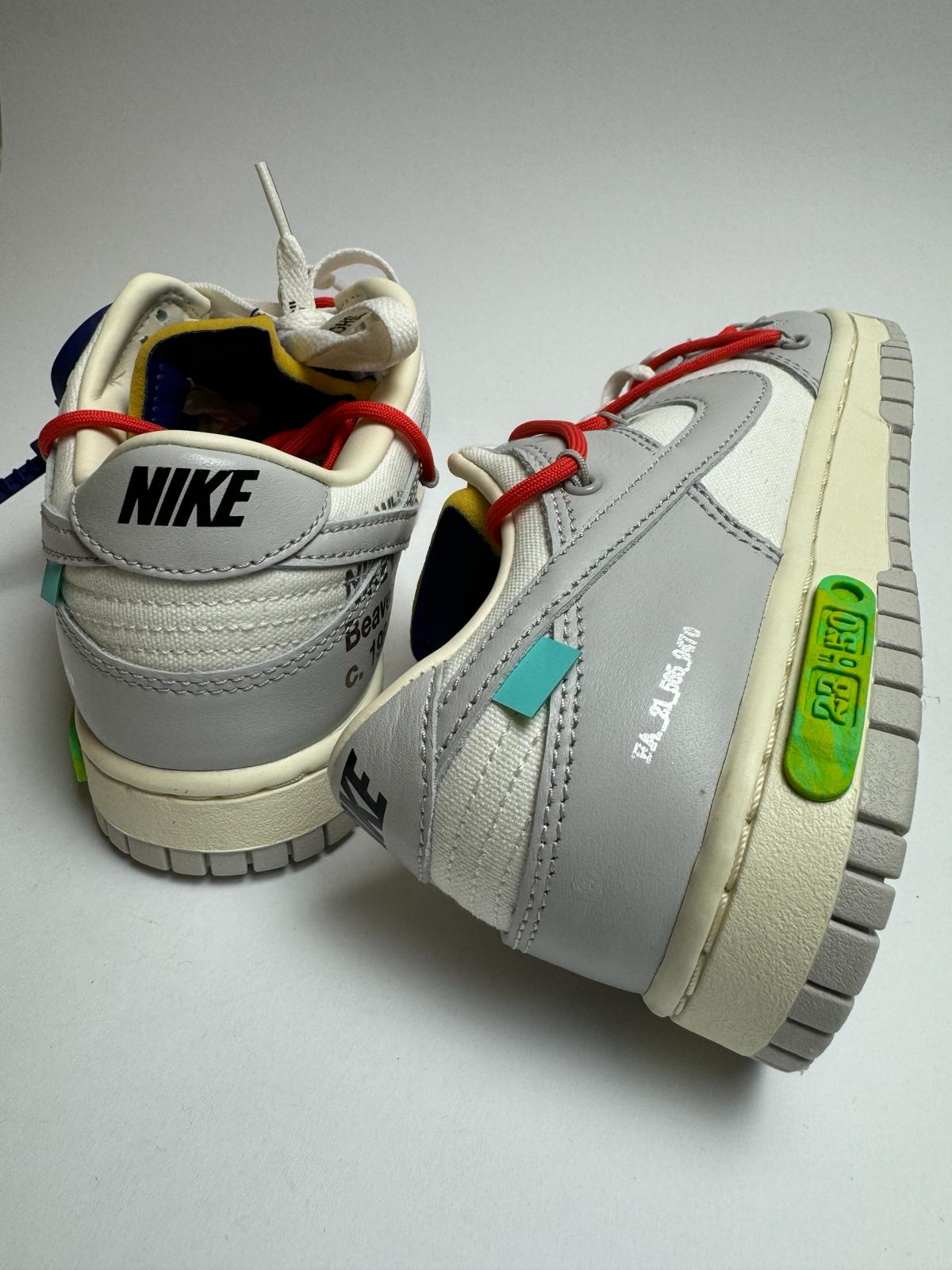 Rückansicht des Sneakers – Off‑White Dunk Lot 23 mit grüner exponierter Schaum-Zunge und roten Tag-Details