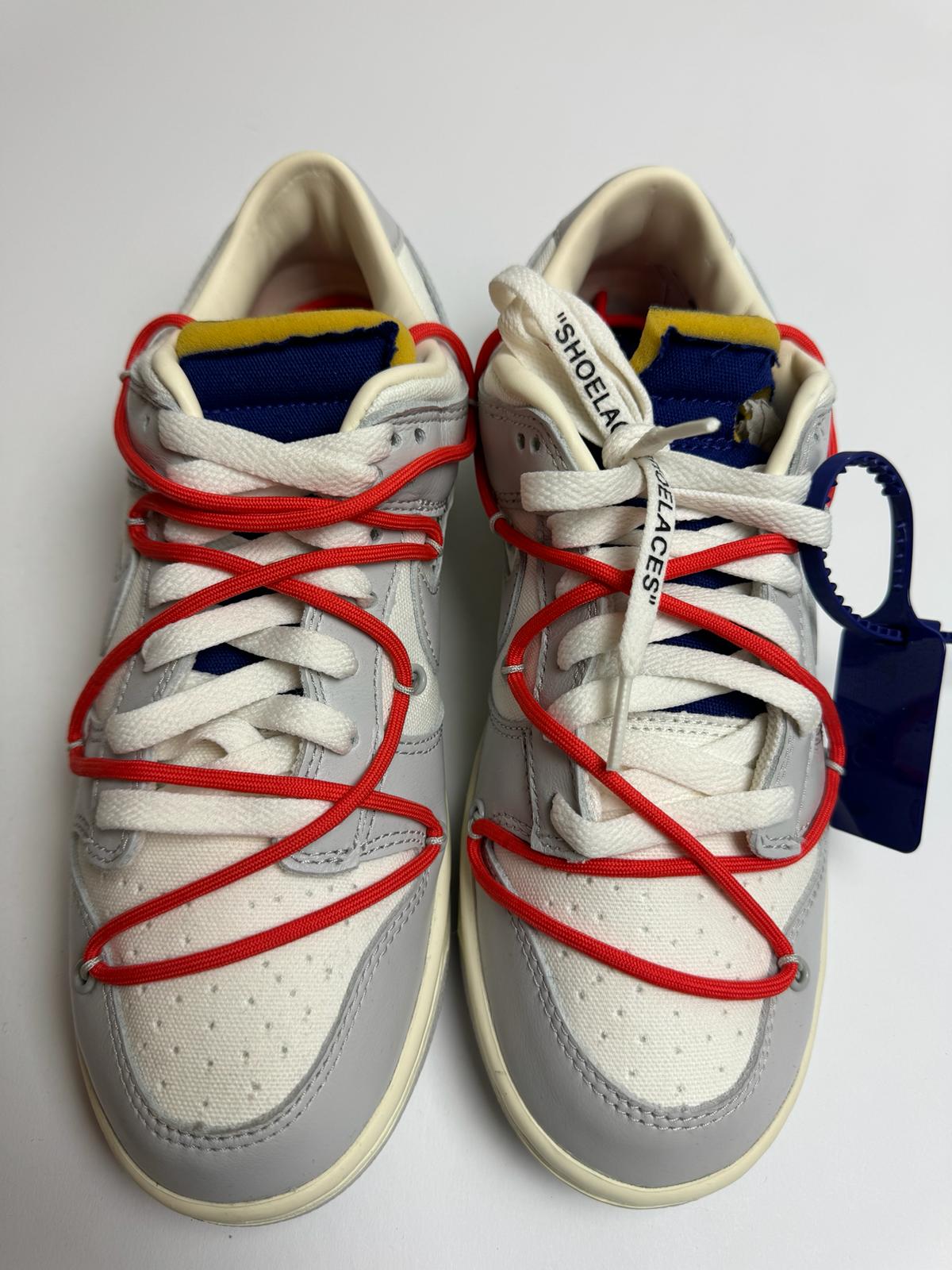 Detailansicht der Zunge – Off‑White Dunk Lot 23 mit Secondary‑Lacing-System und rotem Schnürstopp