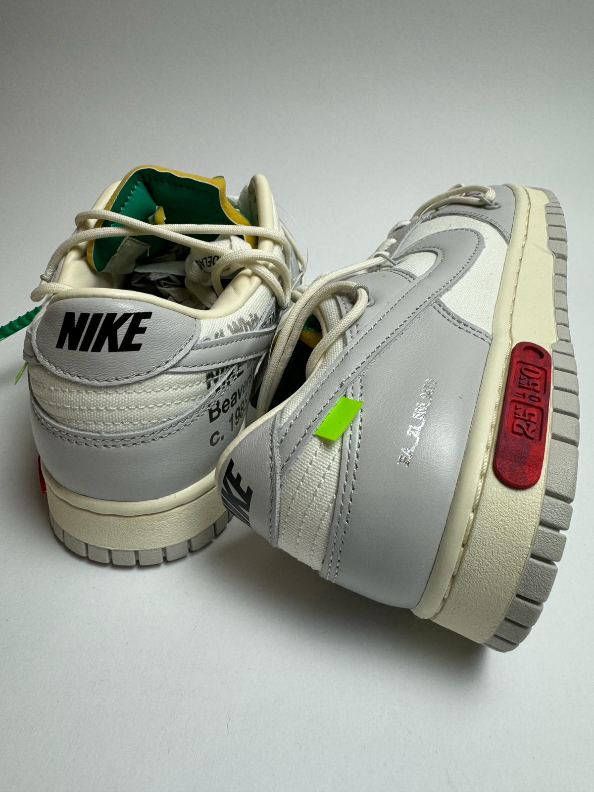 Rückansicht des Sneakers – Off-White Dunk Lot 25 mit grünem, exponiertem Foam-Zungenrand und rotem ‚Lot 25 of 50‘-Patch auf der Midsole