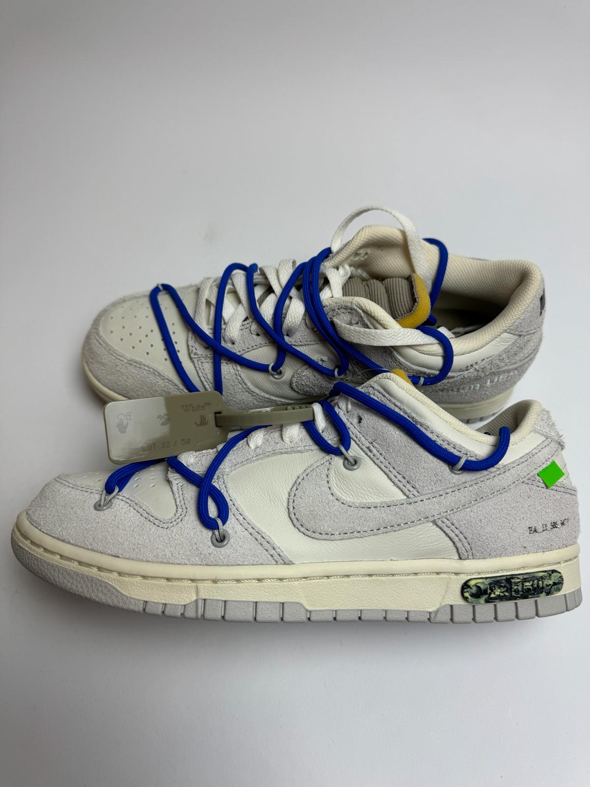 „Off-White Nike Dunk Low Lot 32 – rechte Seitenansicht mit weißem Leder-Upper und grauen Suede-Overlays
