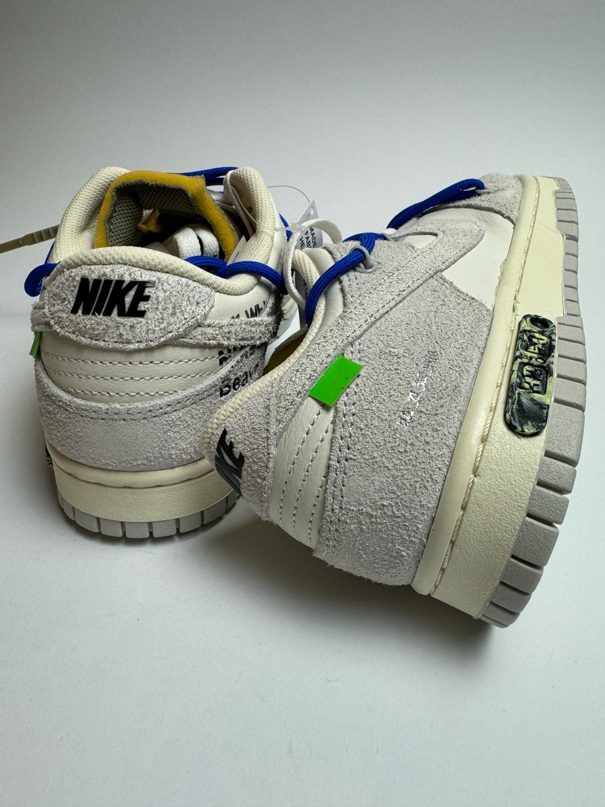 Rückansicht des Sneakers – Off-White Dunk Lot 32 mit grünem, exponiertem Foam-Zungenrand und rotem ‚Lot 32 of 50‘-Patch auf der Midsole