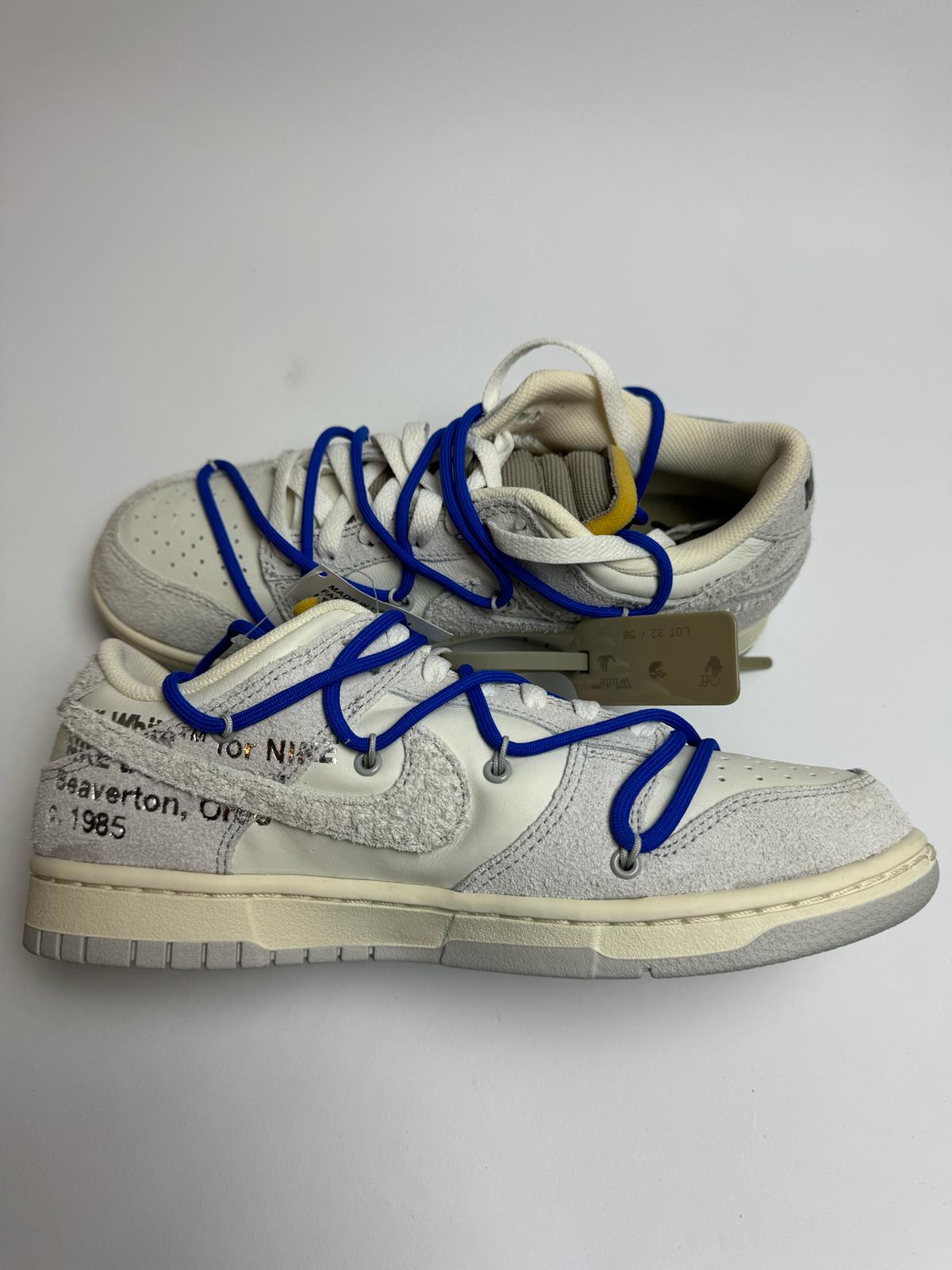Off-White Nike Dunk Low Lot 32 – linke Außenseite mit grauem Swoosh und typischem Helvetica-Branding unter dem Logo