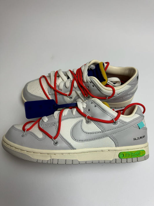 Off‑White Nike Dunk Low Lot 23 – rechte Seitenansicht mit weißem Canvas-Obermaterial und hellgrauen Overlays